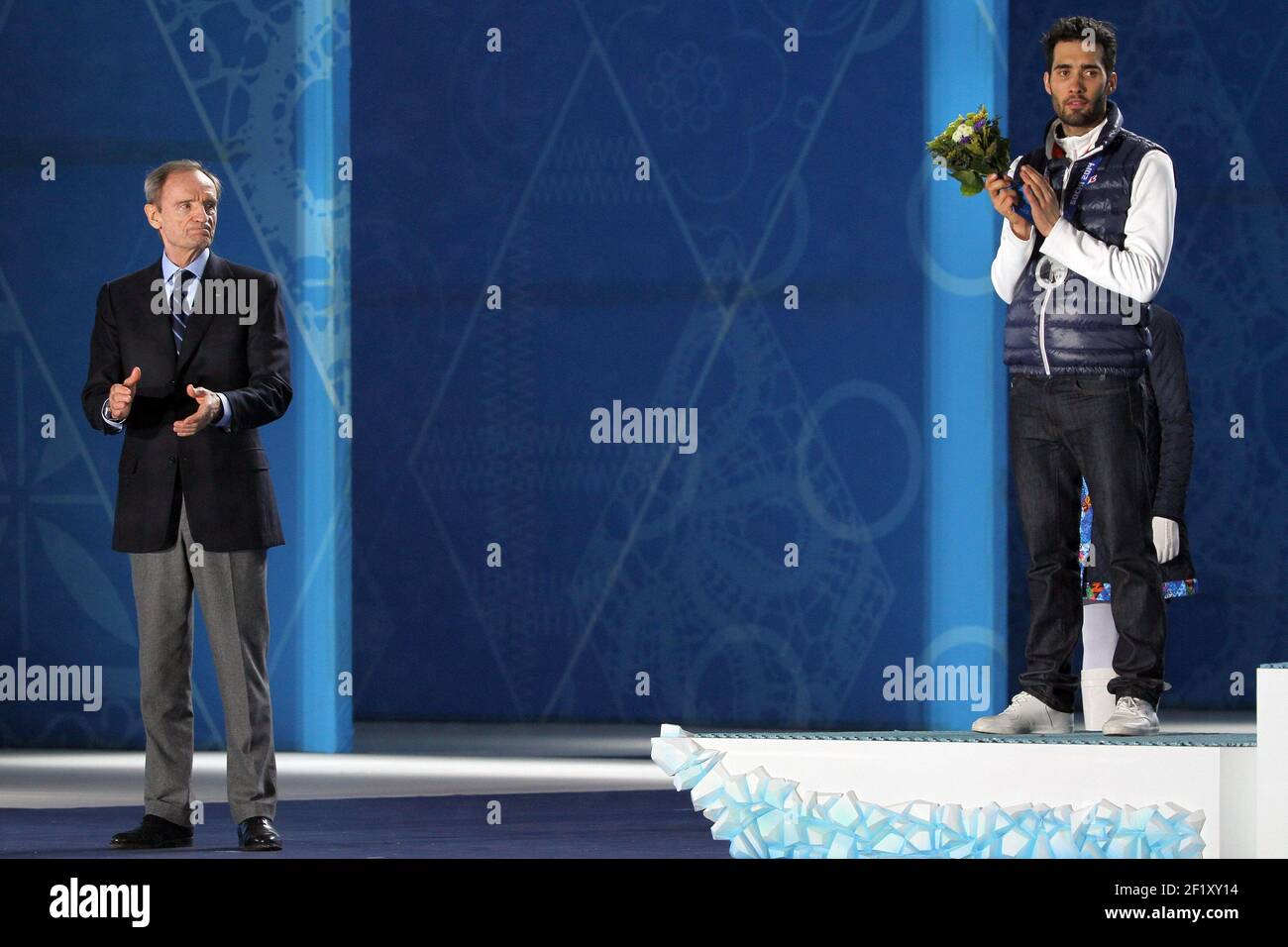 Biathlon Homme de début de masse Podium, Jean Claude Killy de France, Triple médaillé d'or donne la médaille d'argent à Martin Fourcade de France, à la place médailles pendant les XXII Jeux Olympiques d'hiver Sotchi 2014, jour 11, le 18 février 2014 à Sotchi, Russie. Photo Pool KMSP / DPPI Banque D'Images