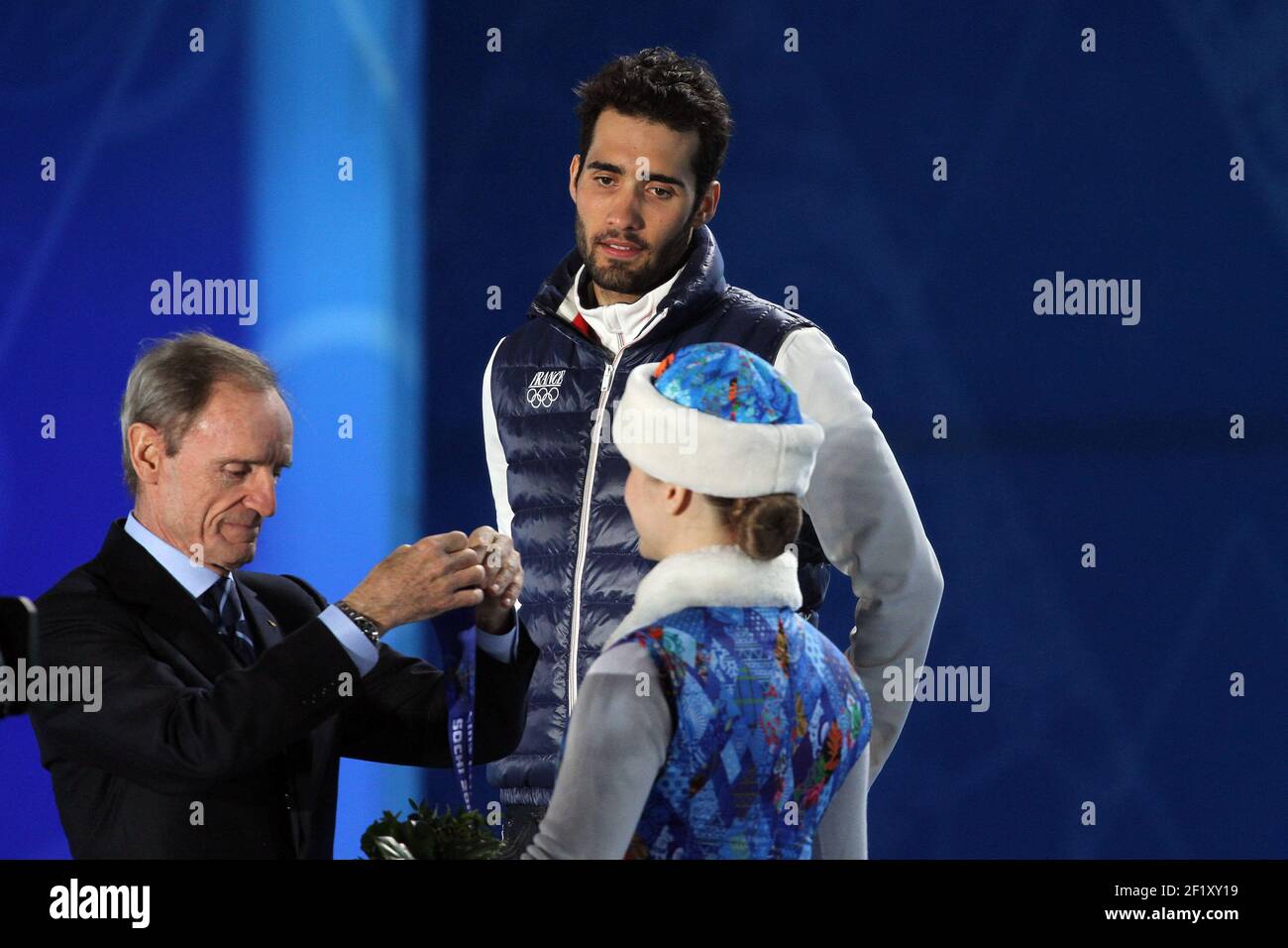 Biathlon Homme de début de masse Podium, Jean Claude Killy de France, Triple médaillé d'or donne la médaille d'argent à Martin Fourcade de France, à la place médailles pendant les XXII Jeux Olympiques d'hiver Sotchi 2014, jour 11, le 18 février 2014 à Sotchi, Russie. Photo Pool KMSP / DPPI Banque D'Images