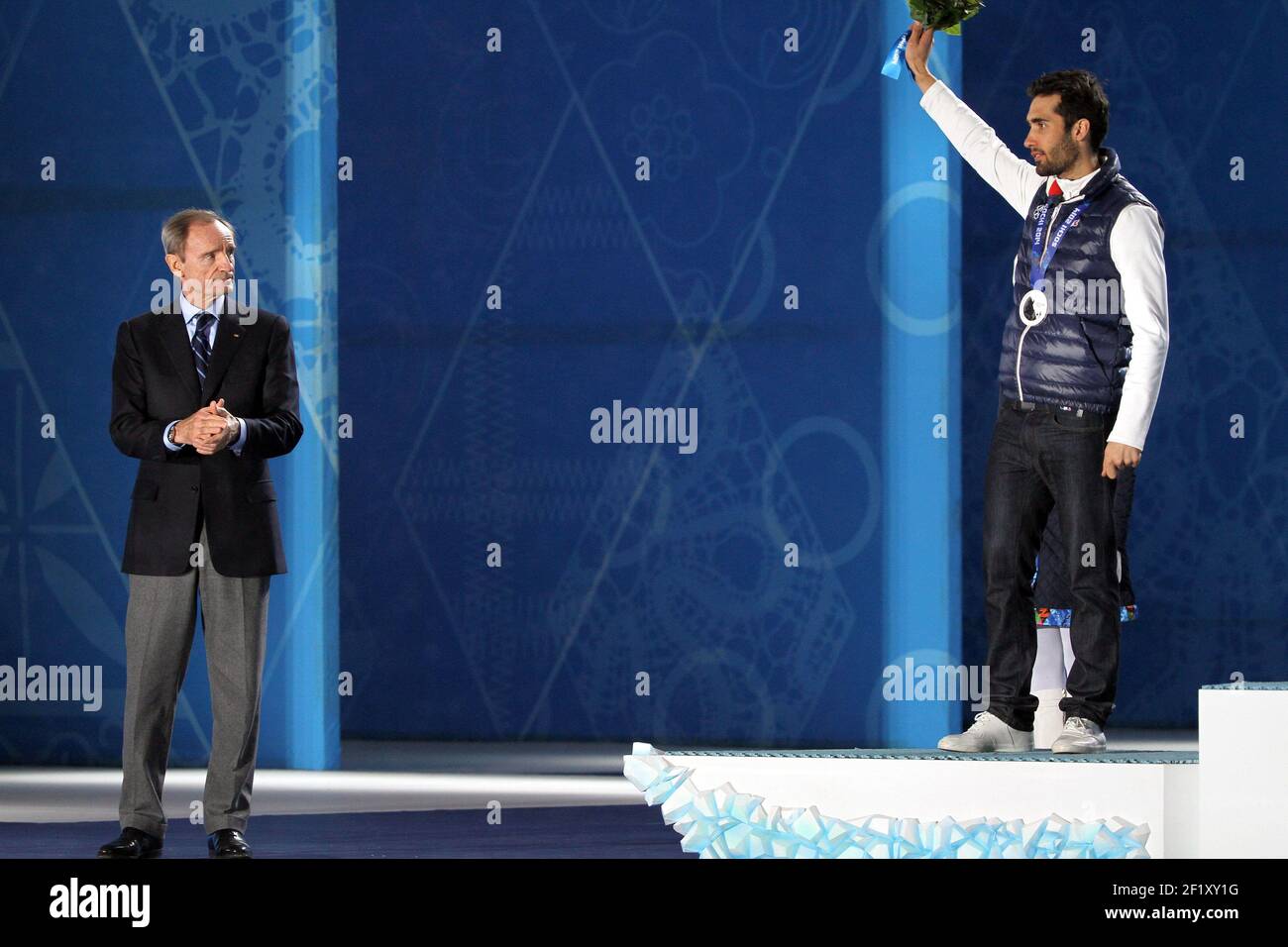 Biathlon Homme de début de masse Podium, Jean Claude Killy de France, Triple médaillé d'or donne la médaille d'argent à Martin Fourcade de France, à la place médailles pendant les XXII Jeux Olympiques d'hiver Sotchi 2014, jour 11, le 18 février 2014 à Sotchi, Russie. Photo Pool KMSP / DPPI Banque D'Images