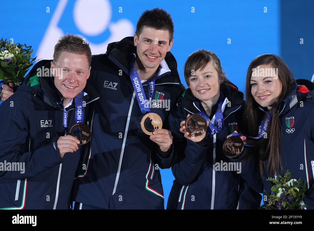 Le Biathlon Mixed Relay Podium, Team Italy (Dorothea Wierer, Karin  Oberhofer, Dominik Windish, Lukas Hofer) est la médaille de bronze à la  place des médailles lors des XXII Jeux Olympiques d'hiver Sotchi