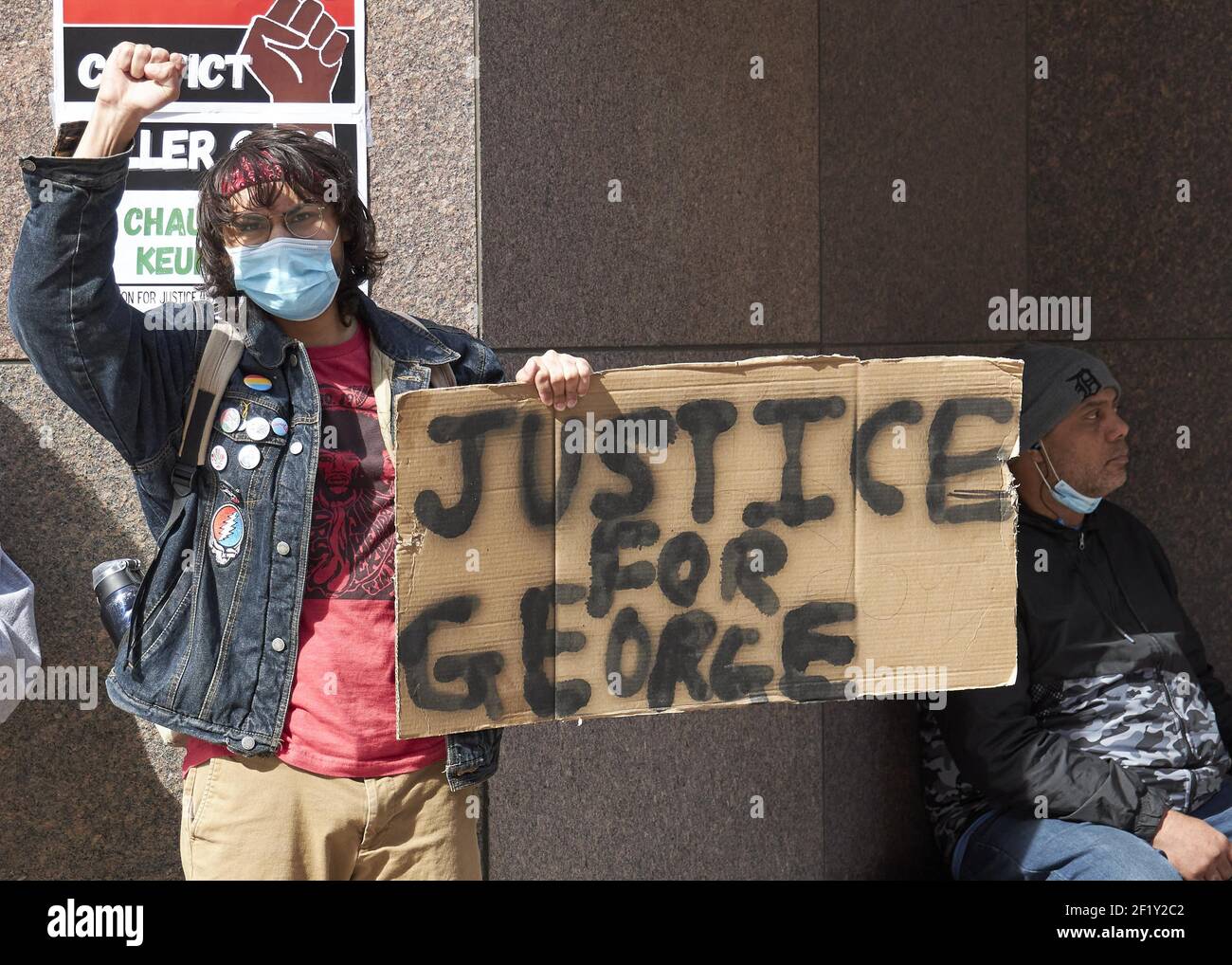 Washington, États-Unis. 9 mars 2021. Les manifestants sont vus à l'extérieur du palais de justice du comté de Hennepin à Minneapolis, Minnesota, États-Unis, le 9 mars 2021. La sélection du jury dans le procès de l'ancien policier de Minneapolis Derek Chauvin a commencé mardi à la suite de la mort de l'Afro-américain George Floyd qui a déclenché des manifestations et des émeutes à l'échelle nationale pour la justice raciale l'année dernière. Crédit : Matthew McIntosh/Xinhua/Alay Live News Banque D'Images