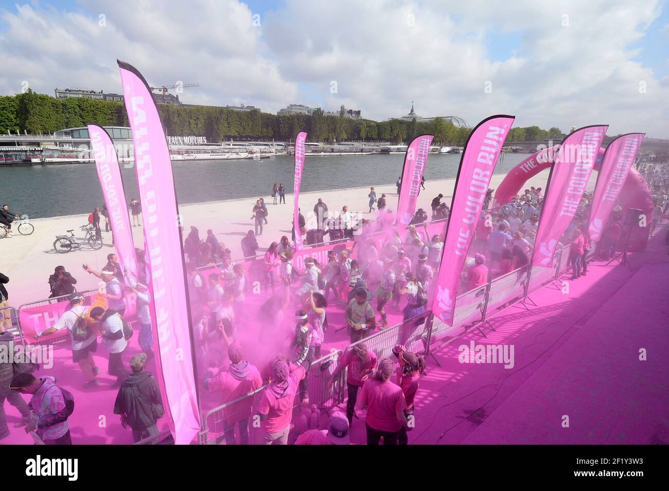 Les coureurs lancent de la poudre colorée dans les airs lors de la course  Color Run à Paris, le 13 avril 2014. Le Color Run est une course de  peinture de cinq