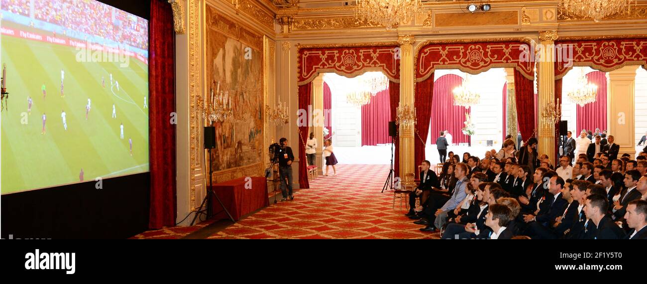 Sotchi 2014, les médaillés olympiques et paralympiques sont reçus à l'Elysée par le président de la République française François Hollande, pour recevoir la légion d'honneur, à Paris, le 15 juin 2014, ils regardent le match de football de la coupe du monde FIFA 2014, France contre Honduras - photo Philippe Millereau / KMSP / DPPI Banque D'Images