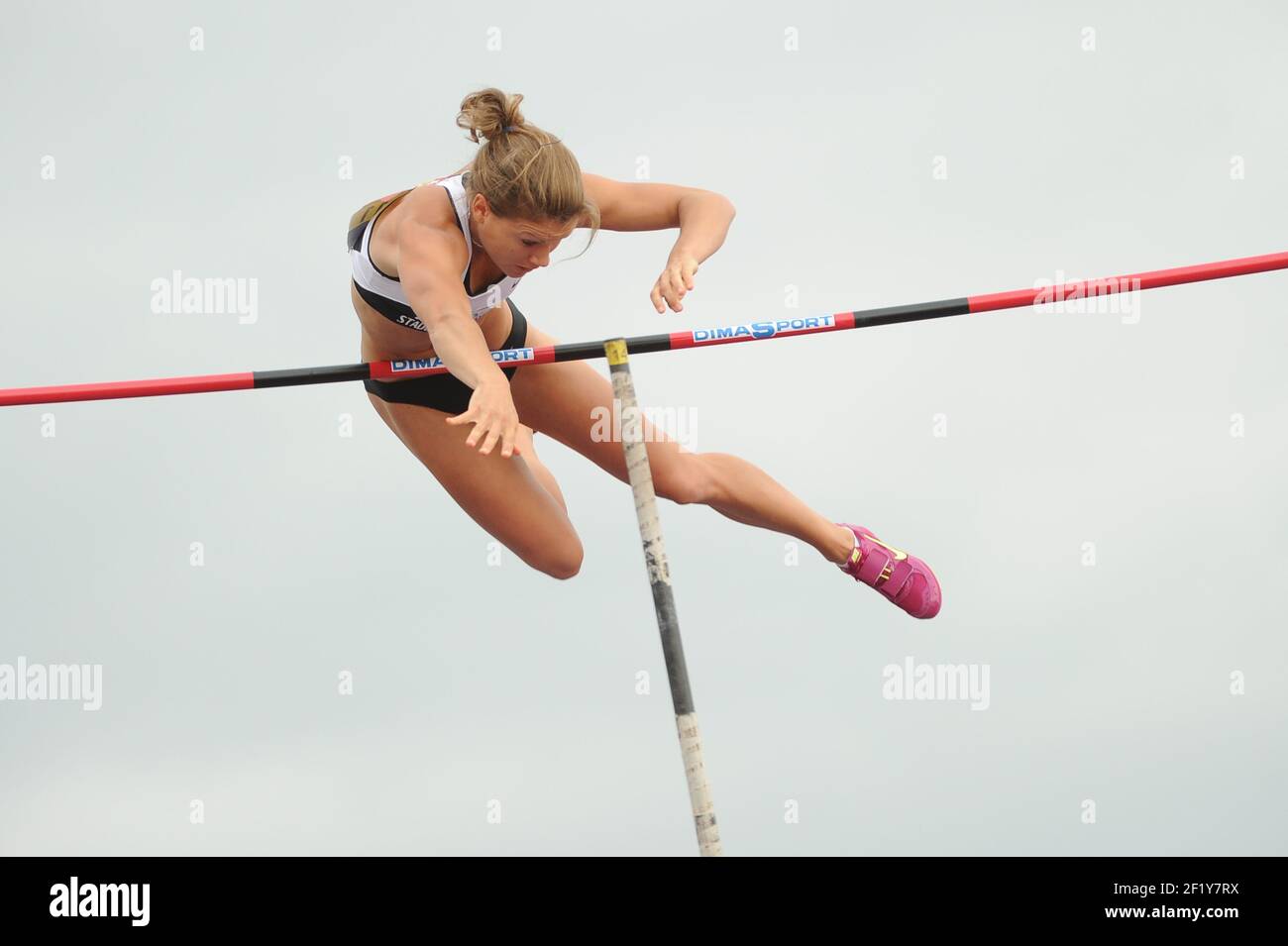 Marion Lotout (FRA) sur Pole Vault Women lors des championnats d'élite français 2014, au stade Georges-Hebert, Reims, France, le 12 juillet 2014. Photo Stephane Kempinaire / KMSP / DPPI Banque D'Images