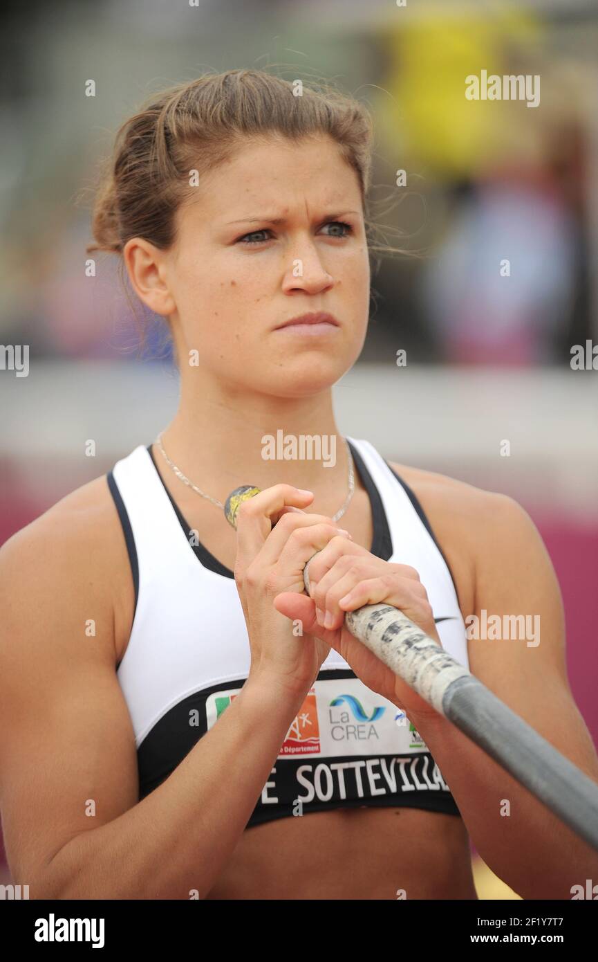 Marion Lotout (FRA) sur Pole Vault Women lors des championnats d'élite français 2014, au stade Georges-Hebert, Reims, France, le 12 juillet 2014. Photo Stephane Kempinaire / KMSP / DPPI Banque D'Images