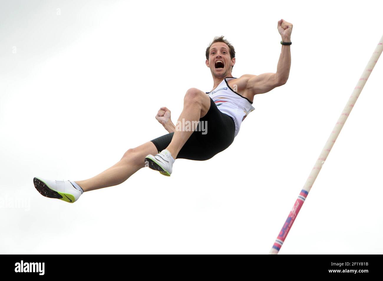 Renaud Lavillenie (FRA) sur le Pole Vault lors des Championnats de France élite 2014, au Stade Georges-Hebert, Reims, France, le 13 juillet 2014. Photo Stephane Kempinaire / KMSP / DPPI Banque D'Images