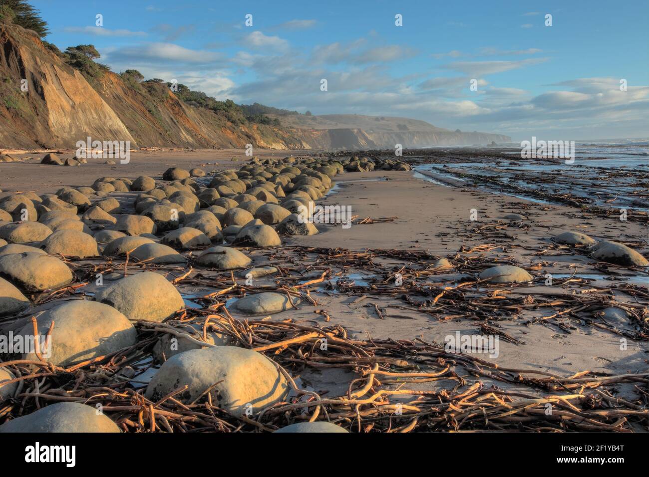 Bowling Ball plage au coucher du soleil, dans le comté de Mendocino, en Californie Banque D'Images