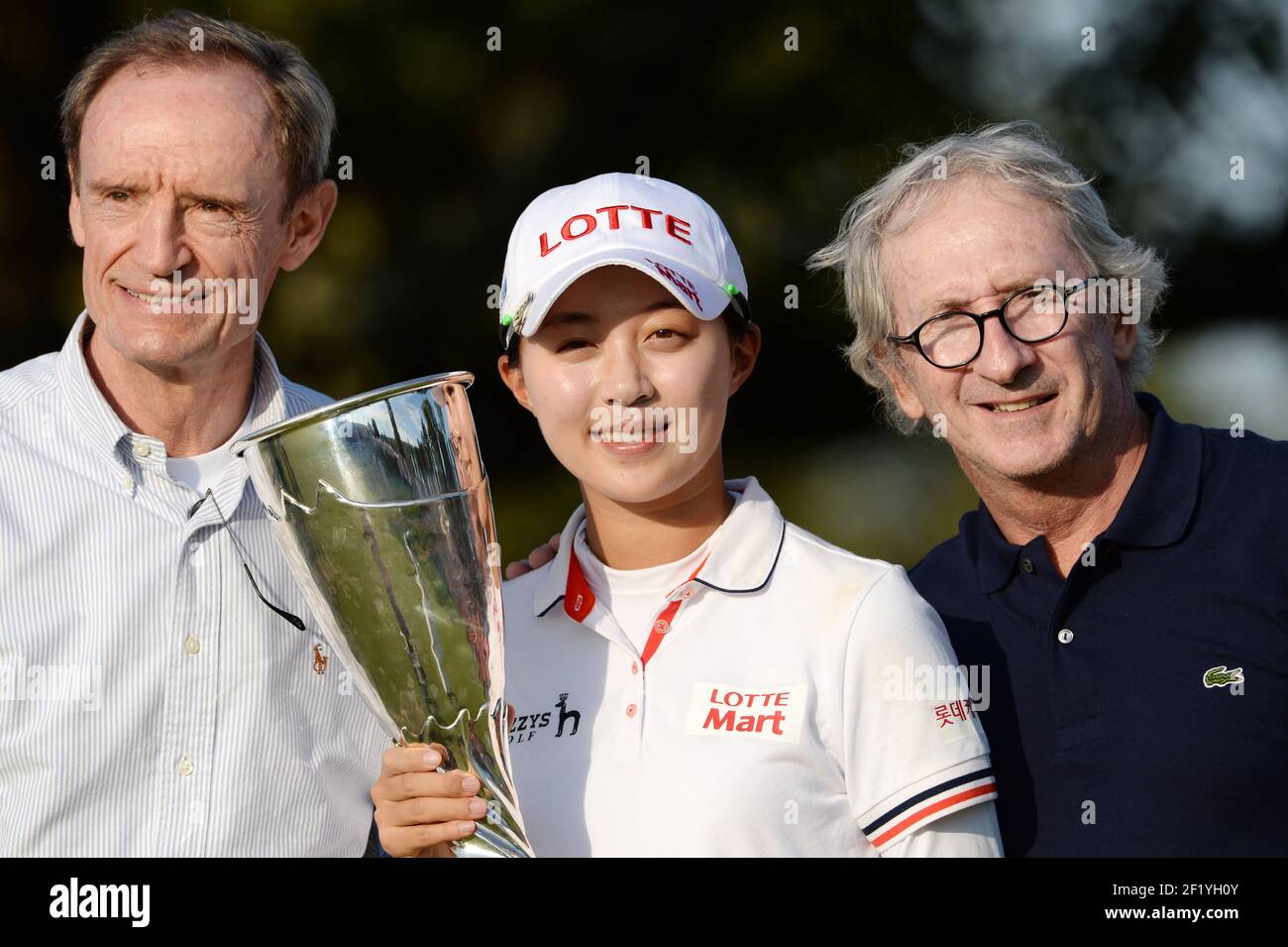 Jean-Claude Killy, Hyo Joo Kim (Kor) et Franck Riboud posent avec le trophée après son victorieux lors de la dernière manche du championnat LPGA Evian 2014, jour 7, au club de golf Evian Resort, à Evian-les-bains, en France, le 14 septembre 2014. Photo Philippe Millereau / KMSP / DPPI Banque D'Images