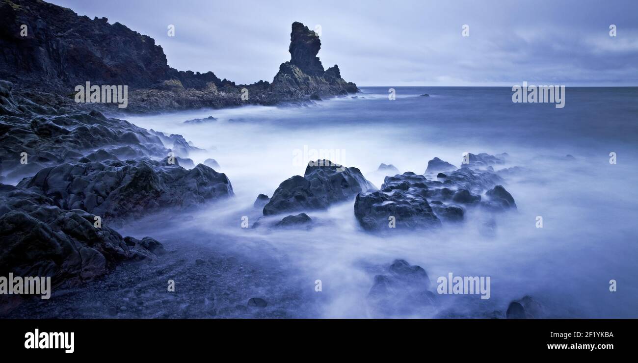 Surf en mer à Djúpalónssandur au crépuscule, longue exposition, Snæfellsnes, Ouest de l'Islande, Islande, Europe Banque D'Images