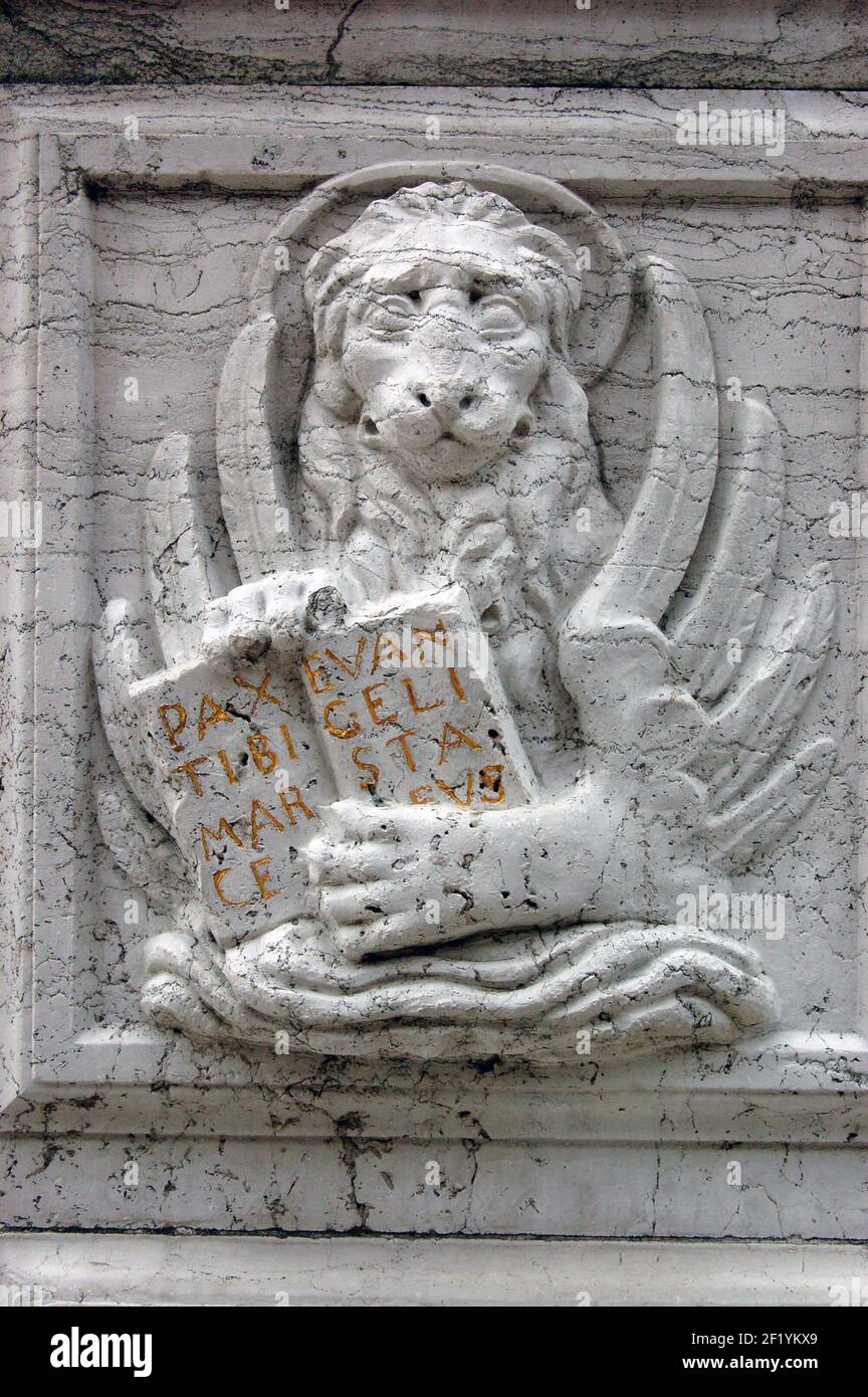 Sculpture en pierre d'un lion - l'un des symboles de Venise, sur le monument devant l'église franciscaine du Redentore sur l'île Giudecca de la ville Banque D'Images