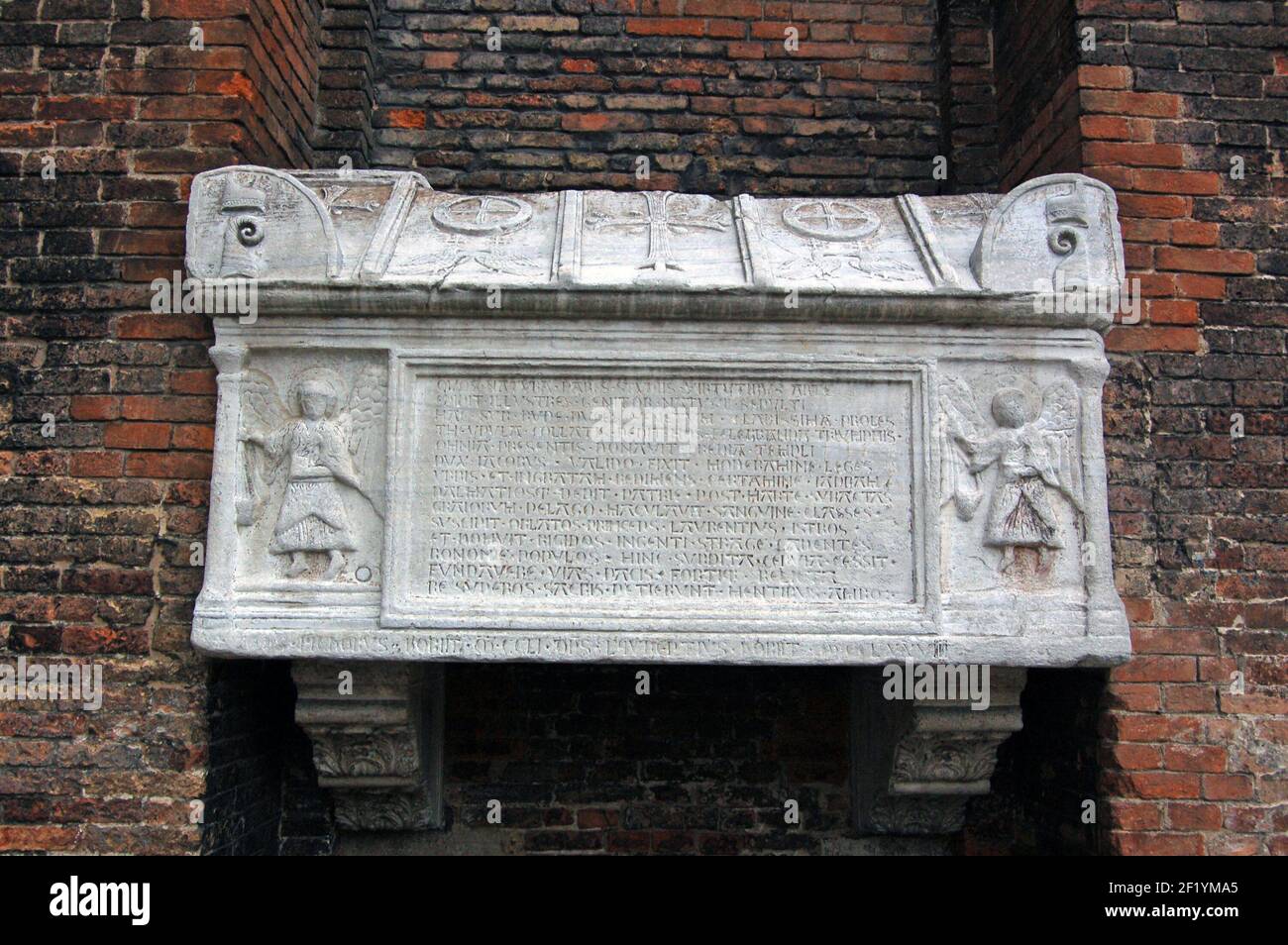 Une tombe en pierre tenant les os d'une Doge de Venise. Église de Santi Giovanni E Paolo, Venise. L'église a été consacrée en 1430 et est l'enterrement de l'alp Banque D'Images