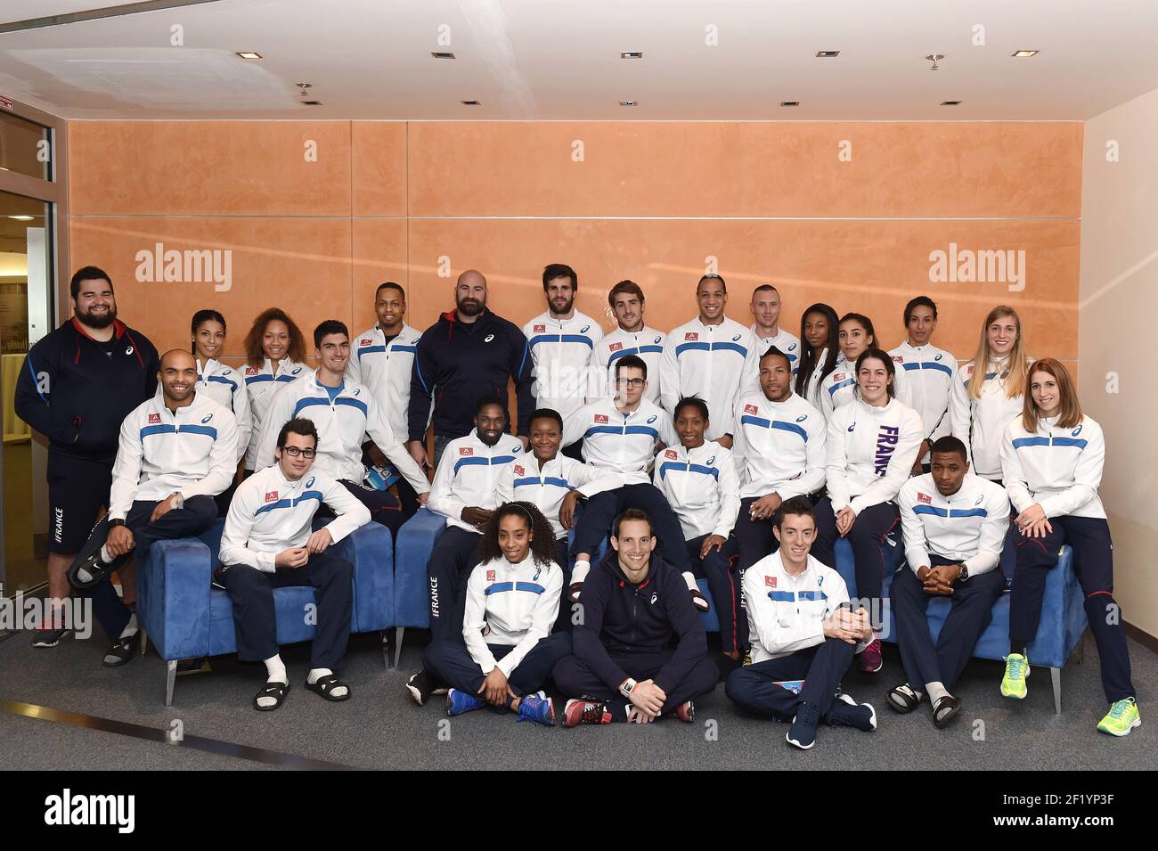 Le groupe de la délégation des athlètes français (27) à l'hôtel Clarion (Prague) juste avant les Championnats d'Europe d'athlétisme en salle, du 6 au 8 mars 2015, à l'O2 Arena de Prague, République tchèque. Photo Philippe Millereau / KMSP / DPPI Banque D'Images