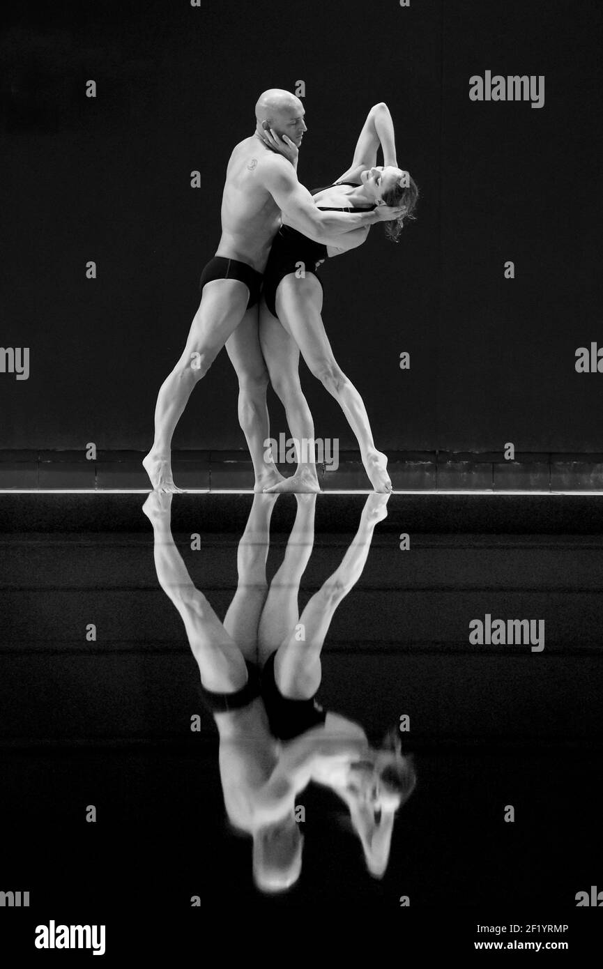Première session de formation de Virginie Dedieu avec son partenaire d'équipe Benoit Beaufils pour son retour en duo mixte natation synchronisée, à l'INSEP à Paris le 18 mars 2015 - photo Philippe Millereau / KMSP / DPPI Banque D'Images
