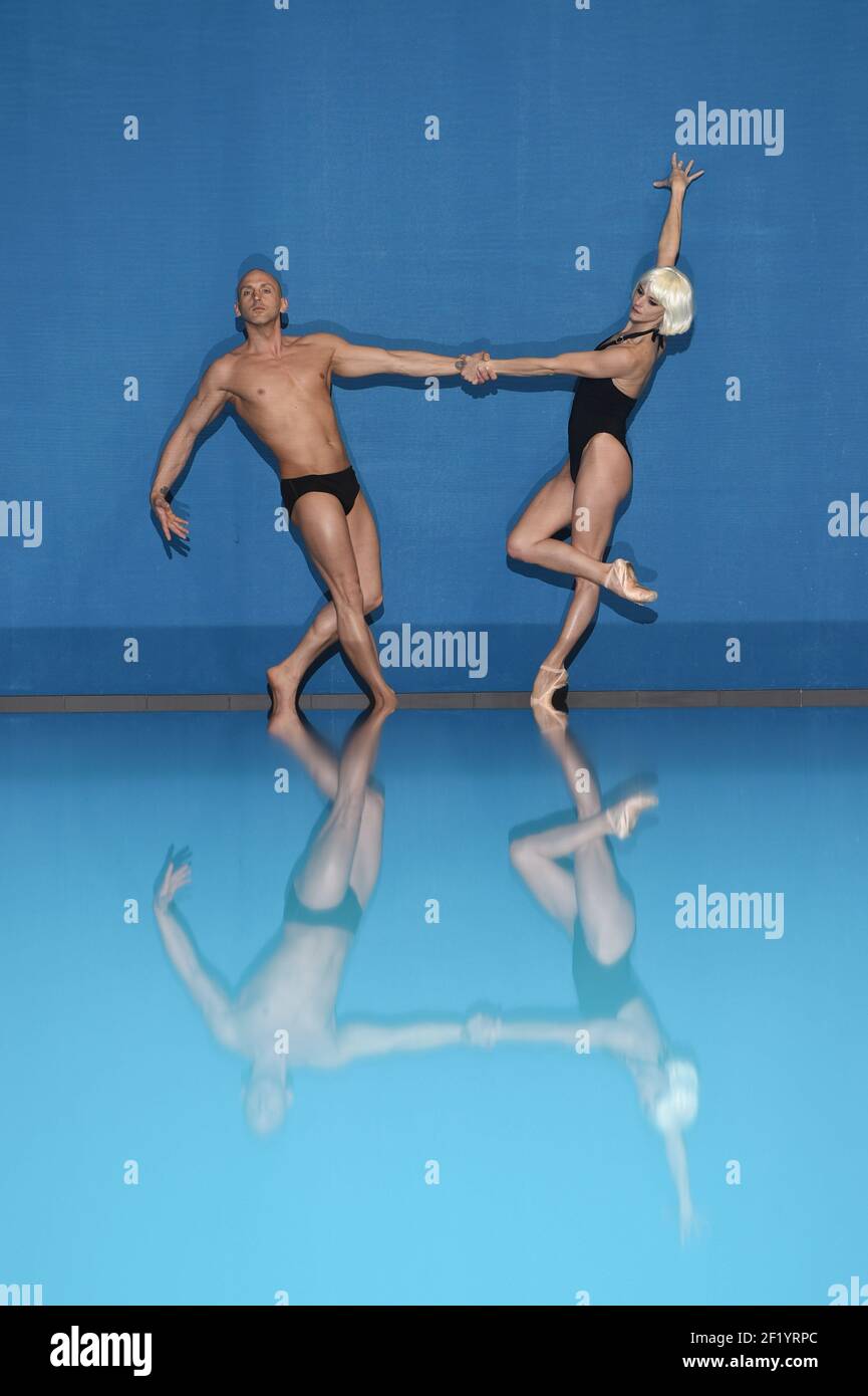 Première session de formation de Virginie Dedieu (ici avec une perruque blonde) avec son partenaire d'équipe Benoit Beaufils pour son retour en duo mixte natation synchronisée, à l'INSEP à Paris le 18 mars 2015 - photo Philippe Millereau / KMSP / DPPI Banque D'Images