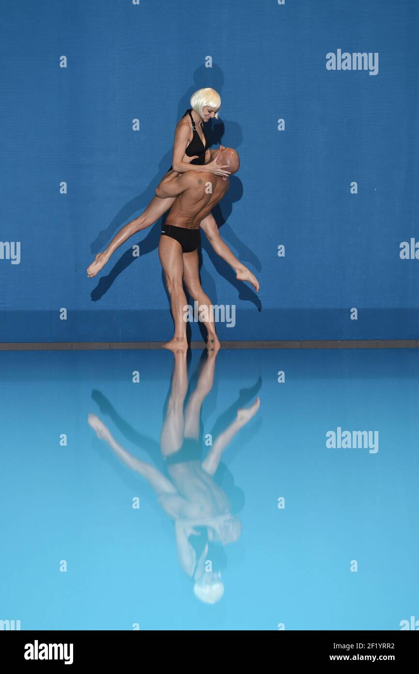 Première session de formation de Virginie Dedieu (ici avec une perruque blonde) avec son partenaire d'équipe Benoit Beaufils pour son retour en duo mixte natation synchronisée, à l'INSEP à Paris le 18 mars 2015 - photo Philippe Millereau / KMSP / DPPI Banque D'Images