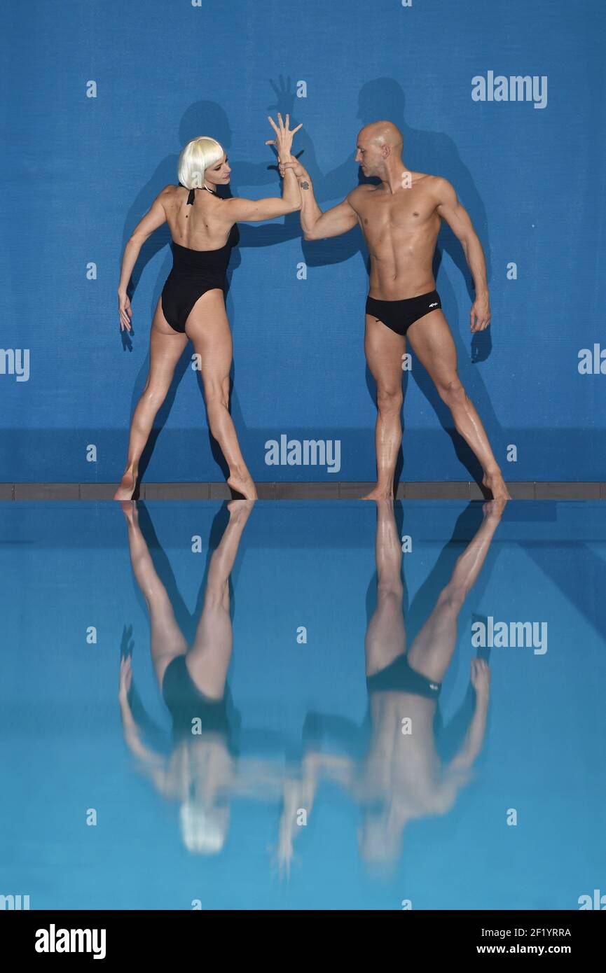 Première session de formation de Virginie Dedieu (ici avec une perruque blonde) avec son partenaire d'équipe Benoit Beaufils pour son retour en duo mixte natation synchronisée, à l'INSEP à Paris le 18 mars 2015 - photo Philippe Millereau / KMSP / DPPI Banque D'Images