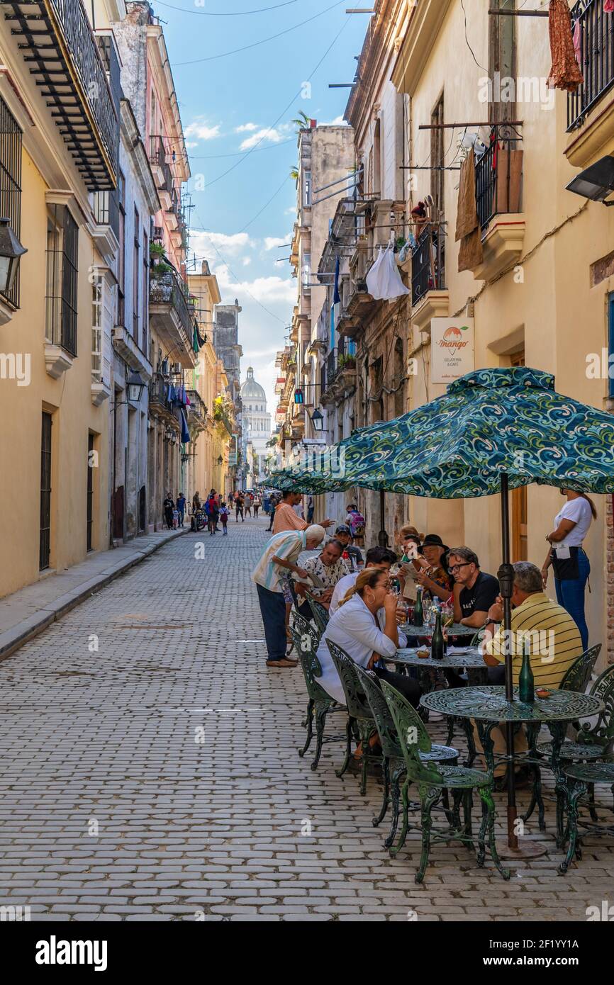 La Havane Cuba. 25 novembre 2020 : la vieille rue de la Havane et ses bâtiments coloniaux. Endroit célèbre et beaucoup visité par les touristes Banque D'Images