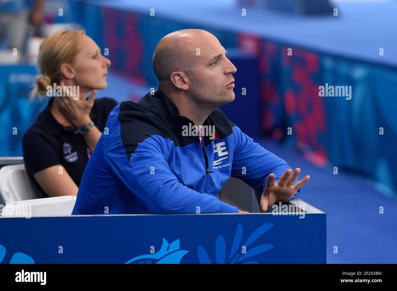 Jean Yves Robin entraîne Julie Huin de France comme elle participe à  l'Escrime individuel féminin Epee contre Anne Sauer d'Allemagne lors des  1ers Jeux européens 2015 à Bakou, Azerbaïdjan, jour 12, le