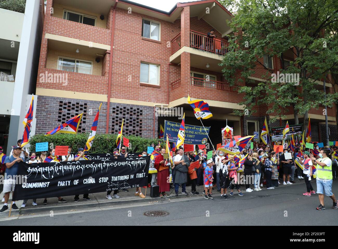 Sydney, Australie. 10 mars 2021. Les Tibétains et les partisans commémorent le 62e jour du soulèvement tibétain par des rassemblements dans des villes d'Australie et du monde entier. À Sydney, les manifestants ont organisé un rassemblement à Martin place avant de marcher jusqu'au consulat général de la République populaire de Chine, situé au 39, rue Dunblane, à Camperdown. Le 10 mars 1959, près d’une décennie après l’invasion chinoise, les Tibétains sont descendus dans les rues de la capitale Lhassa pour protéger leur dirigeant, le Dalaï Lama et l’avenir de leur nation. La répression brutale de la Chine a entraîné la perte de milliers de vies tibétaines et a forcé le Dalaï Lama à fuir vers l'exi Banque D'Images