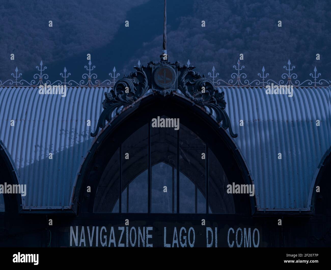 Un bureau de vente de billets romantique art nouveau pour une nuit d'été au clair de lune.Cernobbio,lacs italiens,Lombardie,Italie. Banque D'Images