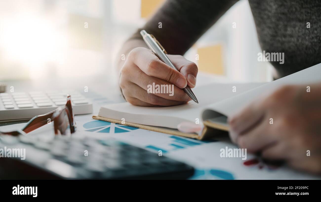 Femme comptable ou banquier utiliser la calculatrice pour le calcul du rapport financier. Banque D'Images