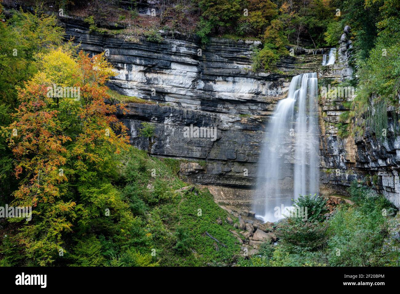 Un magnifique paysage de forêt d'automne avec une cascade idyllique Banque D'Images Un magnifique paysage de forêt d'automne avec une cascade idyllique Banque D'Images