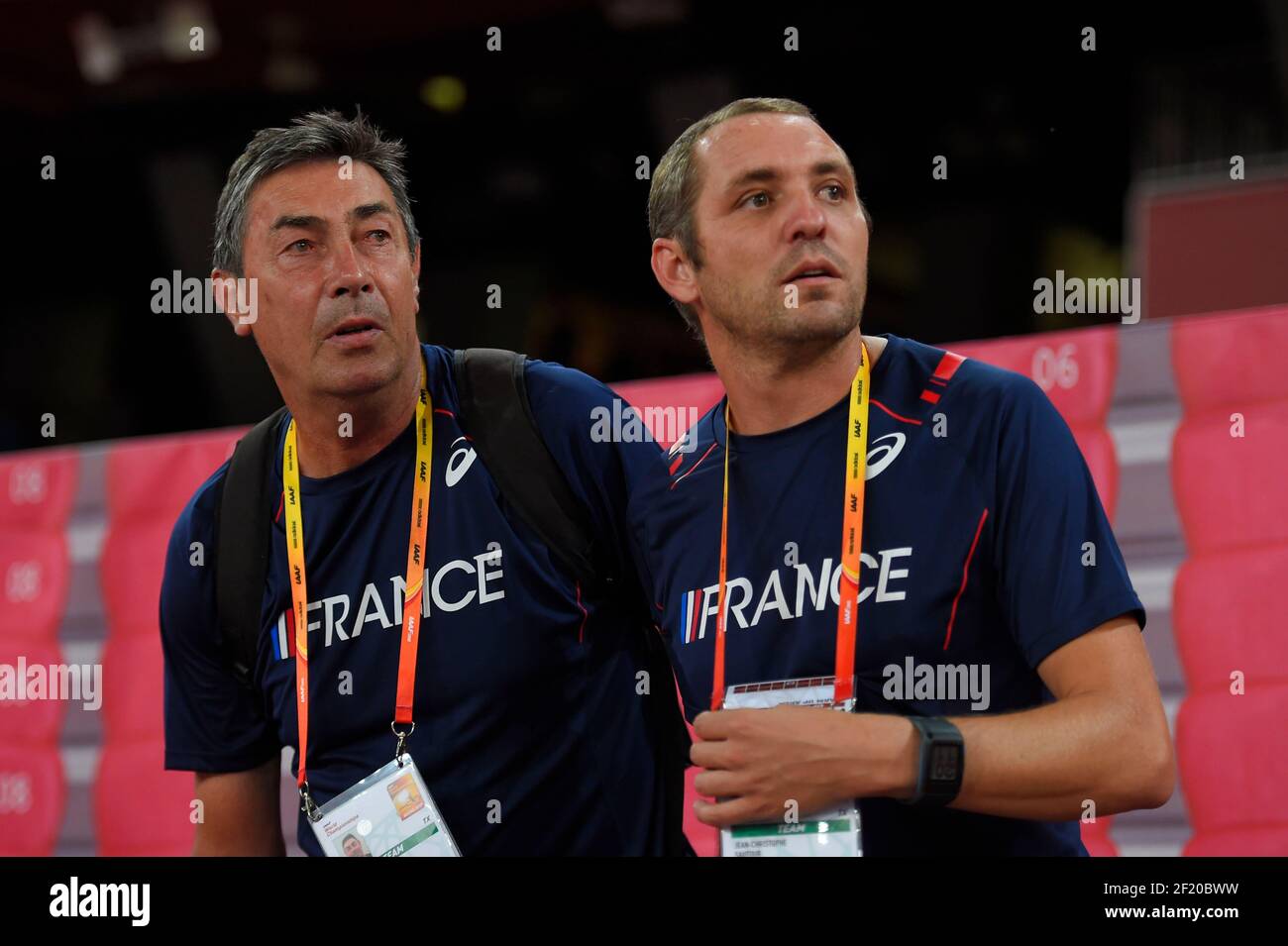 Jean-Herve Stievenart (FRA) et Jean-Christophe Sautour (FRA) coachs de  Jeanine Assani Issouf (FRA) pendant les Championnats du monde de l'IAAF,  Beijing 2015, au Stade National, à Beijing, Chine, jour 1, le 22