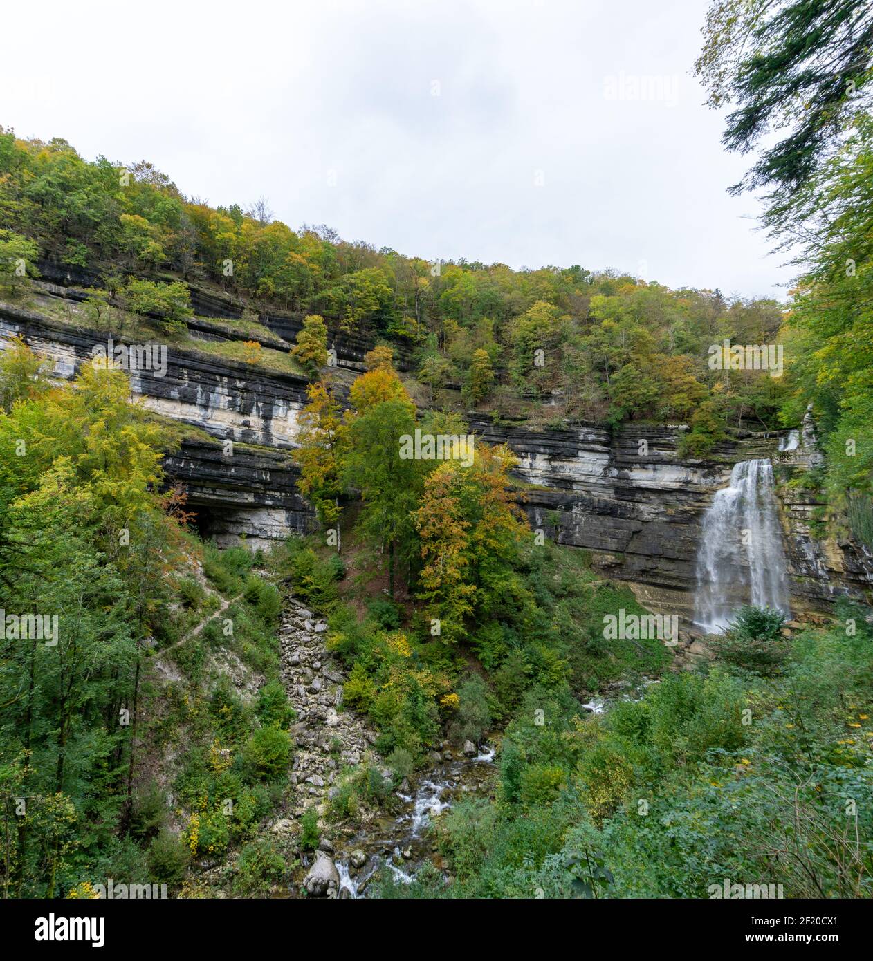 Magnifique paysage de forêt d'automne avec cascade idyllique Banque D'Images Magnifique paysage de forêt d'automne avec cascade idyllique Banque D'Images