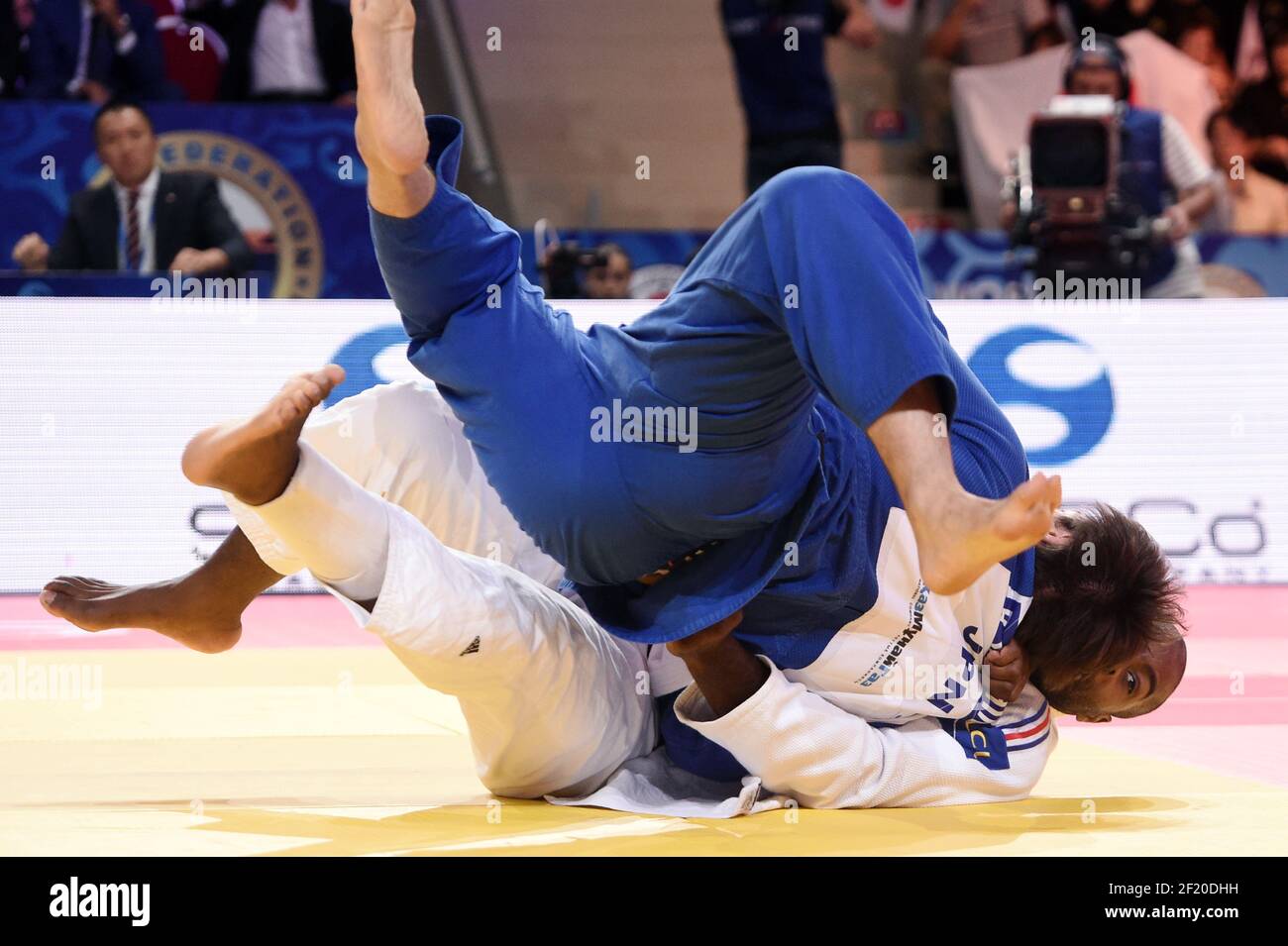Teddy Riner de France est en compétition dans la finale masculine +100kg catégorie contre Ryu Shichinohe du Japon et gagne la médaille d'or, pendant les Championnats du monde de judo 2015, à Astana, Kazakhstan , le 29 août 2015, Photo Philippe Millereau / KMSP / DPPI Banque D'Images
