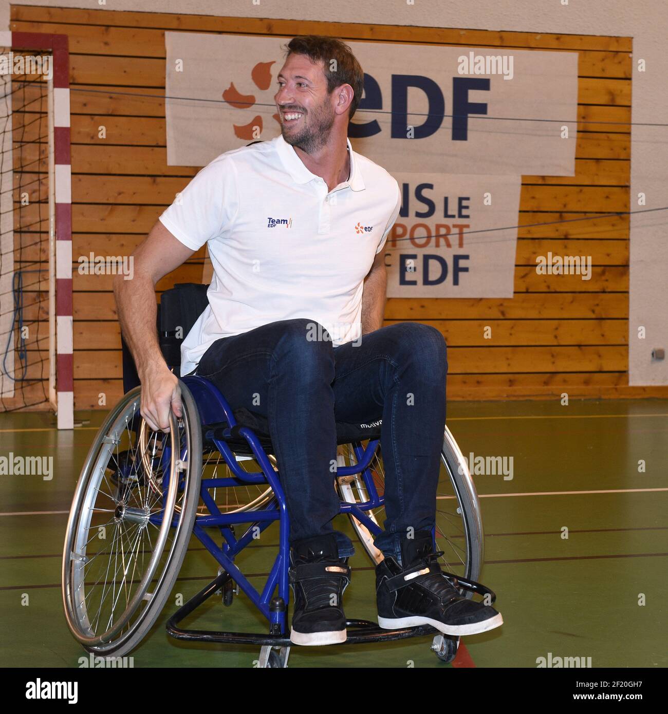 Alain Bernard essaie le basketball en fauteuil roulant pendant les Etoiles du Sport 2015 à la Plagne, France, du 13 au 17 décembre 2015 - photo Philippe Millereau / KMSP / DPPI Banque D'Images