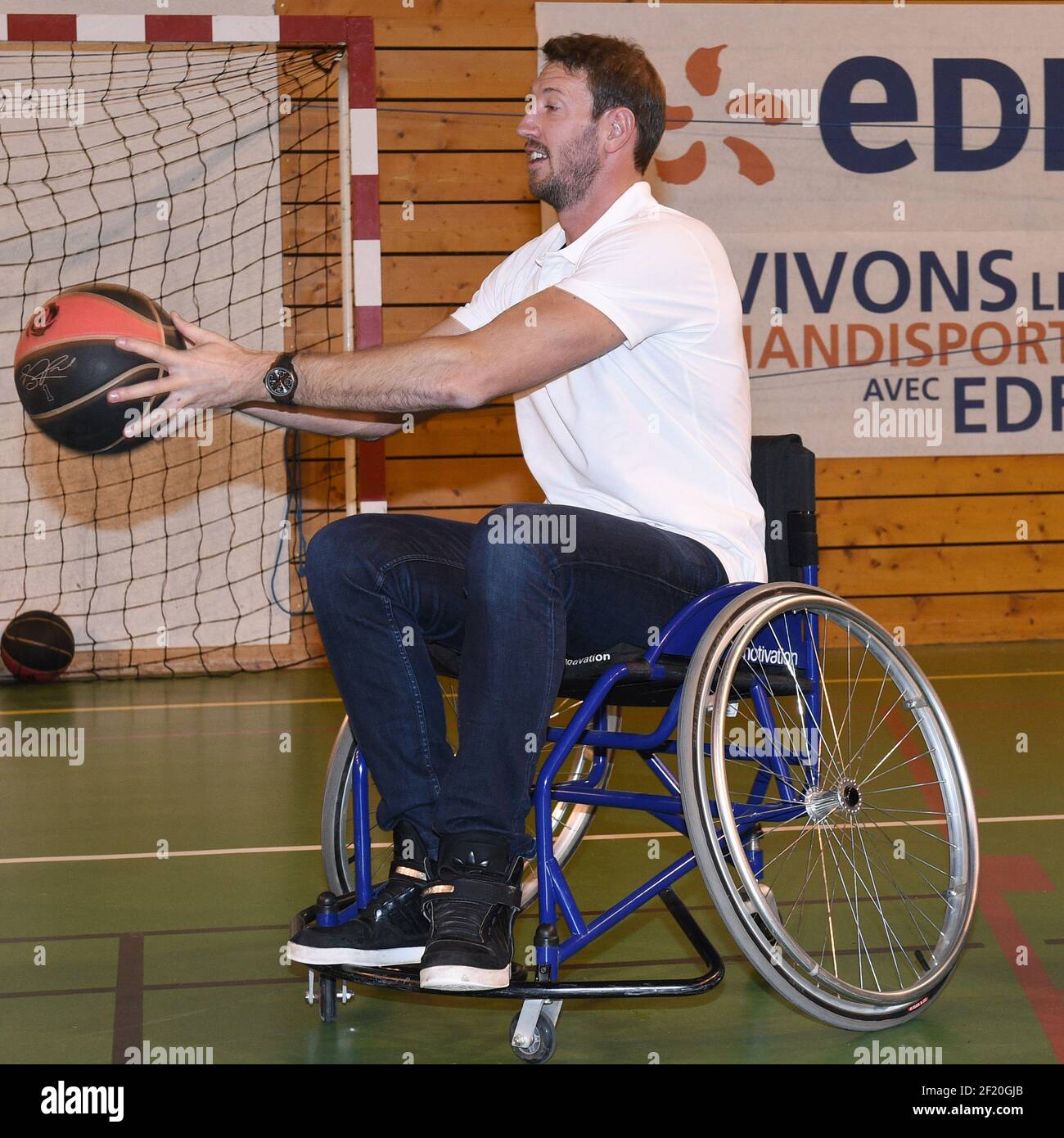 Alain Bernard essaie le basketball en fauteuil roulant pendant les Etoiles du Sport 2015 à la Plagne, France, du 13 au 17 décembre 2015 - photo Philippe Millereau / KMSP / DPPI Banque D'Images