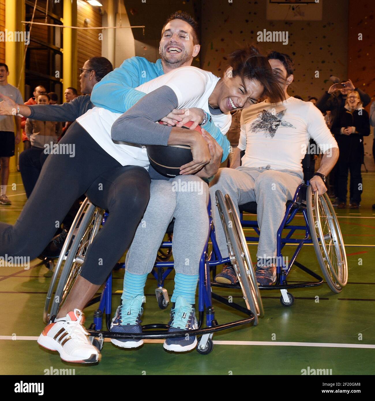 Le joueur de basket-ball Emmeline Ndongue, les joueurs de handball  Guillaume Gille et Bertrand Gille trie le basketball en fauteuil roulant  pendant les Etoiles du Sport 2015 à la Plagne, France, du