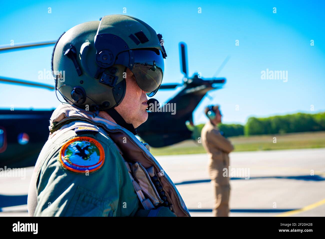 Gilze-Rijen, pays-Bas. Contrôleur du trafic aérien aidant l'équipage d'un hélicoptère à prendre son avion d'un aérodrome militaire. Banque D'Images