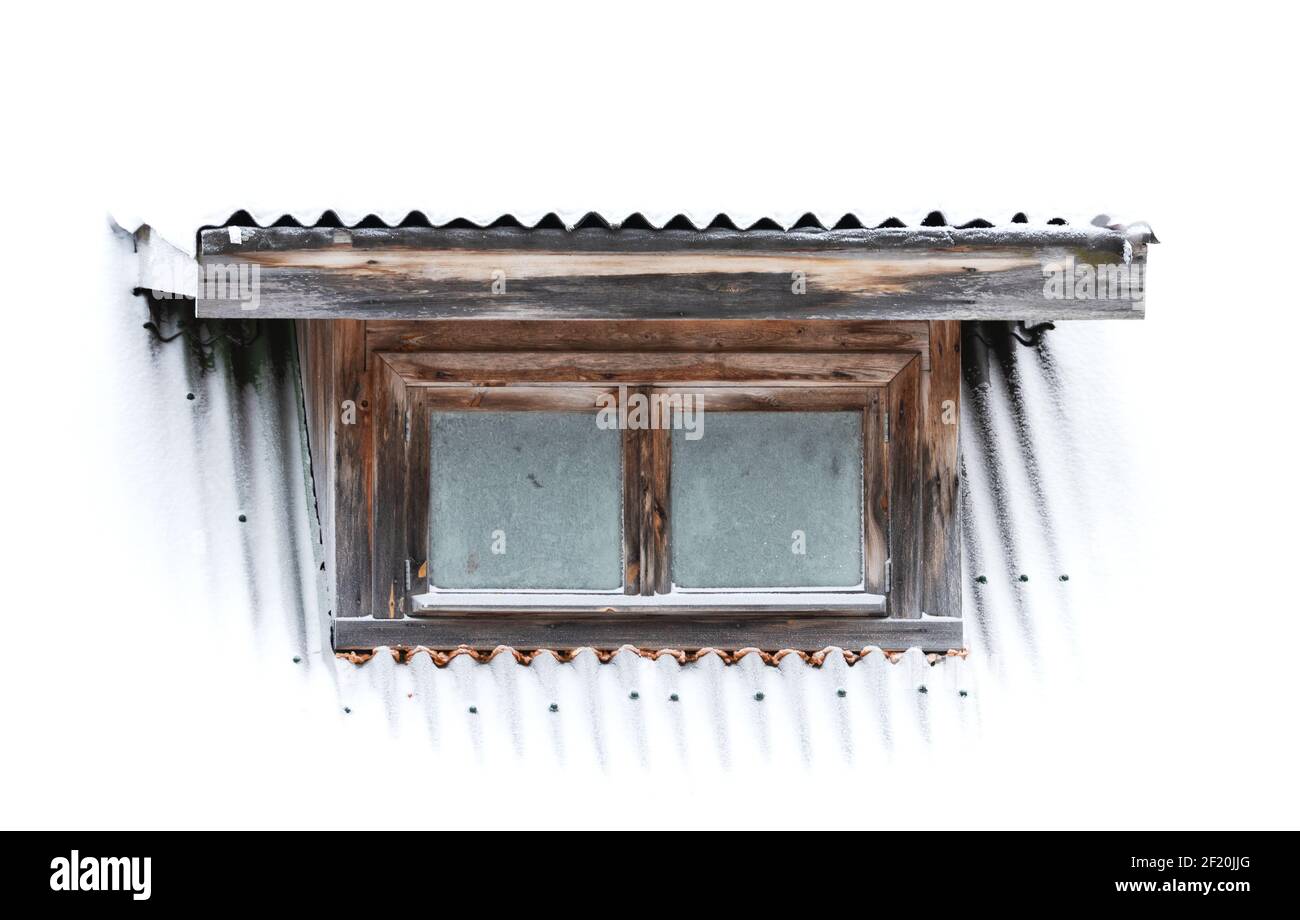 Fenêtre grenier gelée dans le toit recouvert de neige Banque D'Images