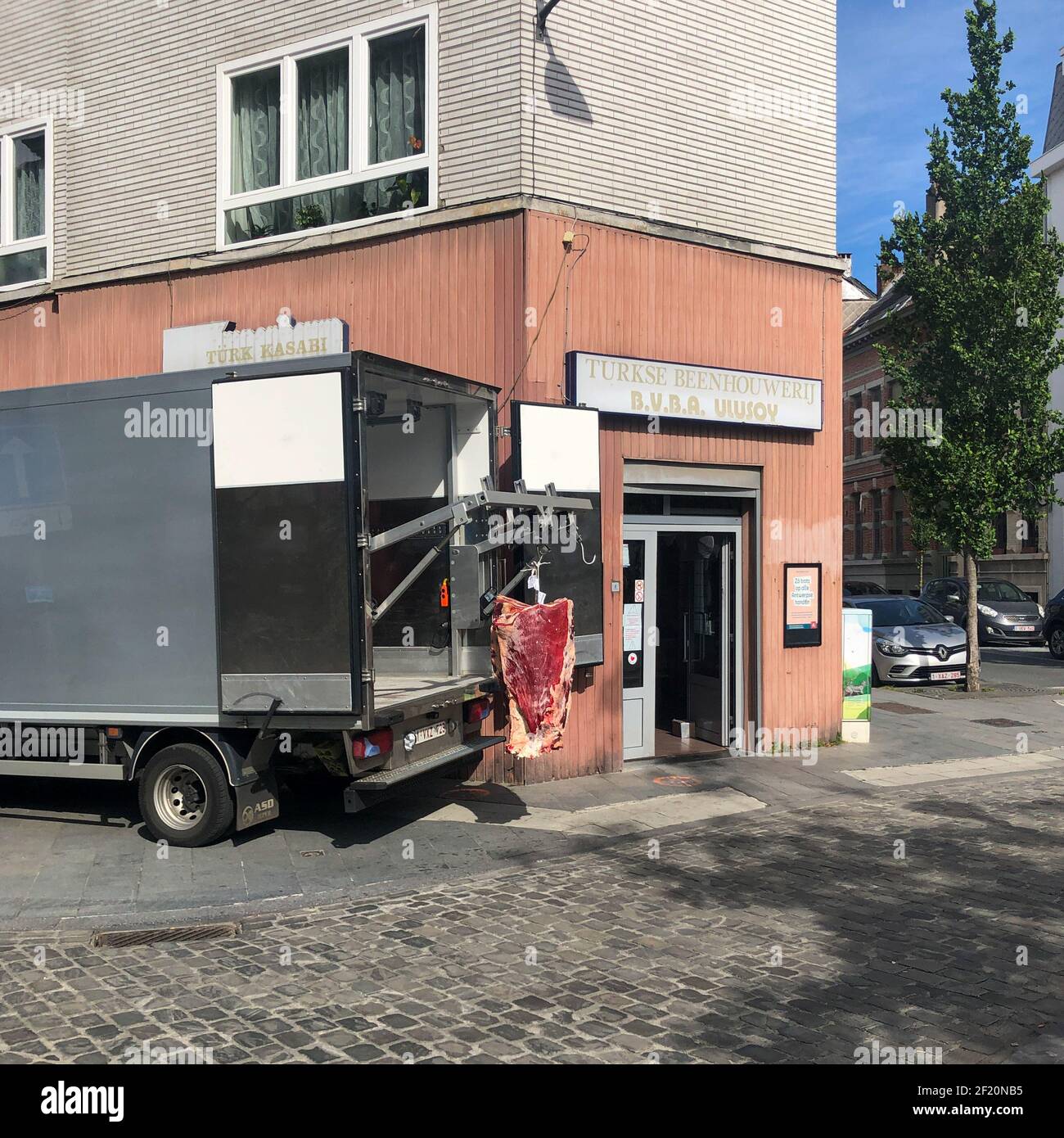 Livraison de viande fraîche à un boucher local. Banque D'Images