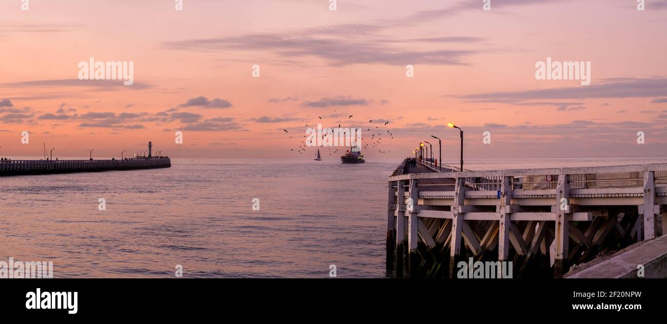 Bateau de pêche entrant dans le port de Nieuwpoort sur la côte belge. Banque D'Images