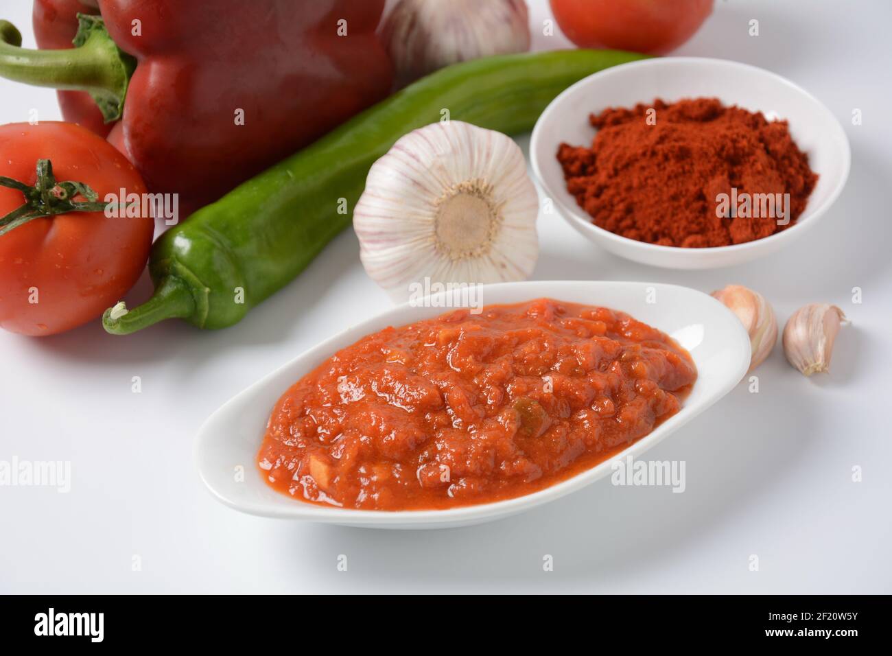 Matbucha - sauce, tartiner ou condiment à la tomate marocaine - tomates épicées cuites, poivrons, ail et piment Banque D'Images