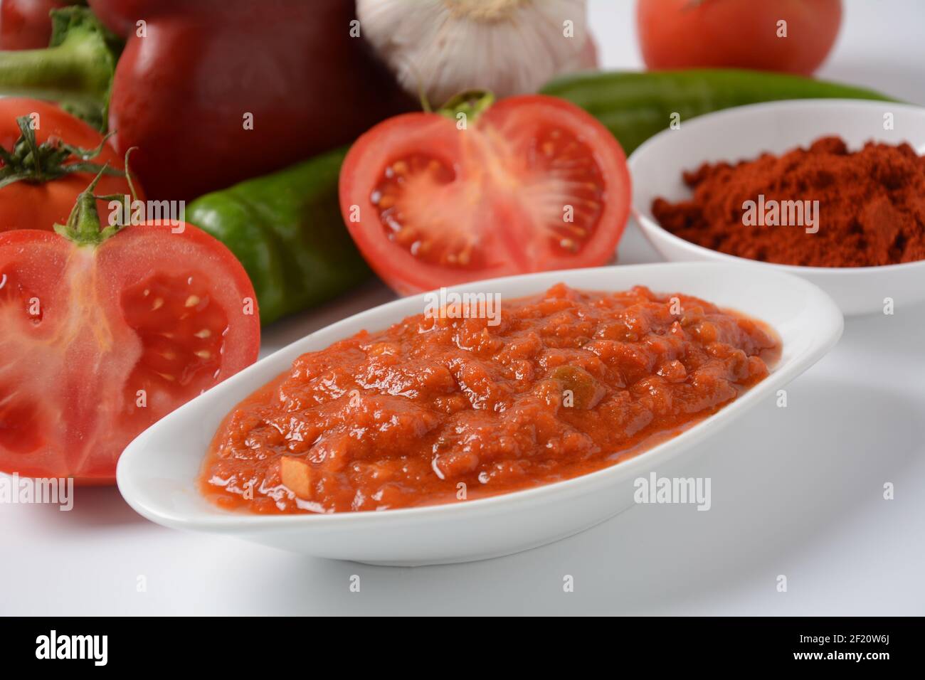 Matbucha - sauce, tartiner ou condiment à la tomate marocaine - tomates épicées cuites, poivrons, ail et piment Banque D'Images
