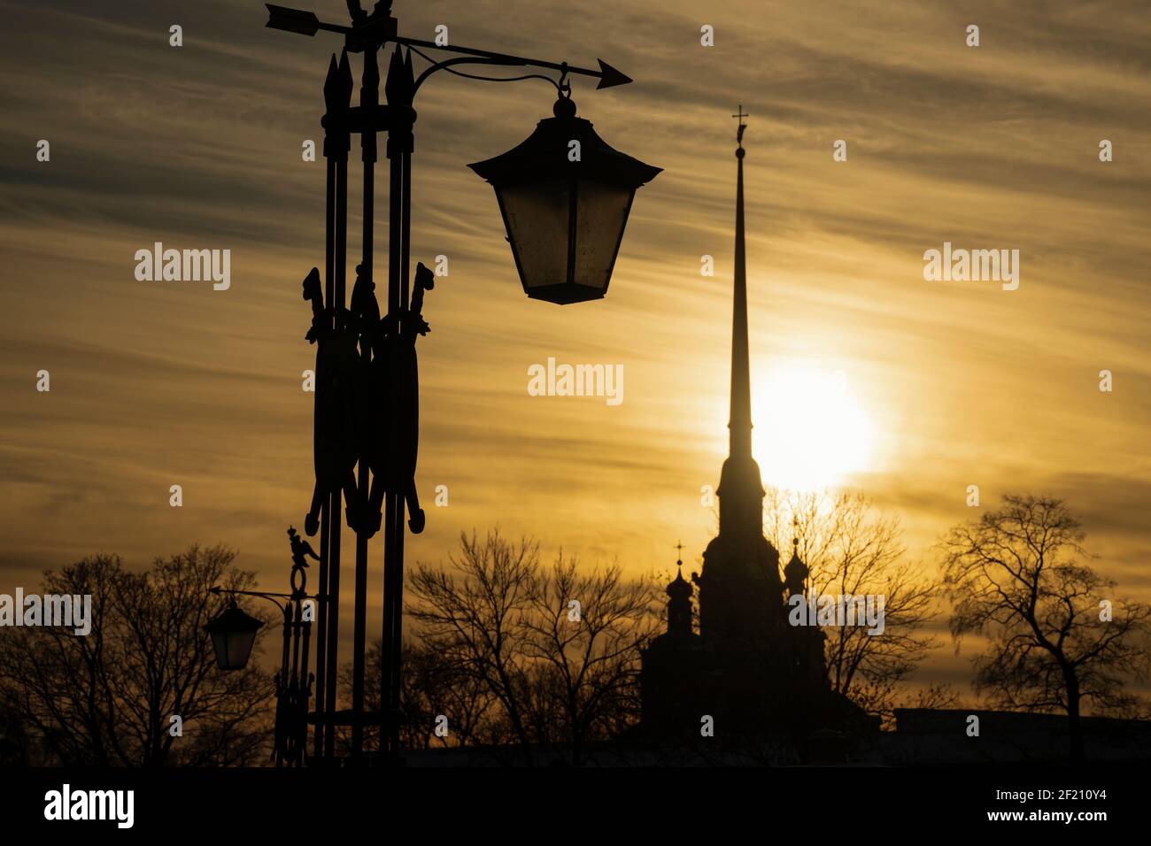 Silhouette de la cathédrale Pierre et Paul au coucher du soleil et de l'ancienne lanterne avec une flèche (St. Petersburg, Russie) Banque D'Images