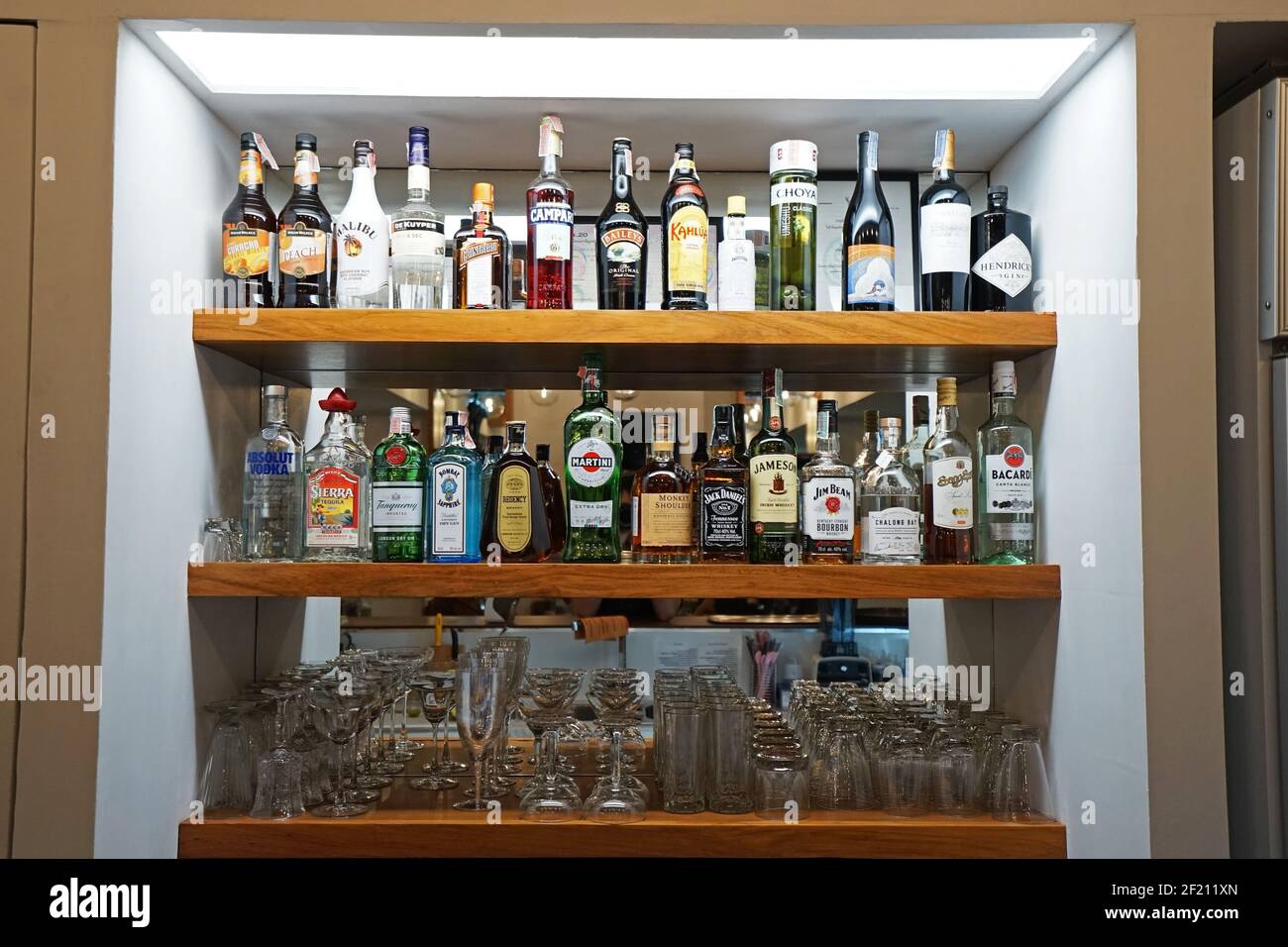 Décoration intérieure et étagère à cocktails décorée d'alcool bouteilles et  verres Photo Stock - Alamy