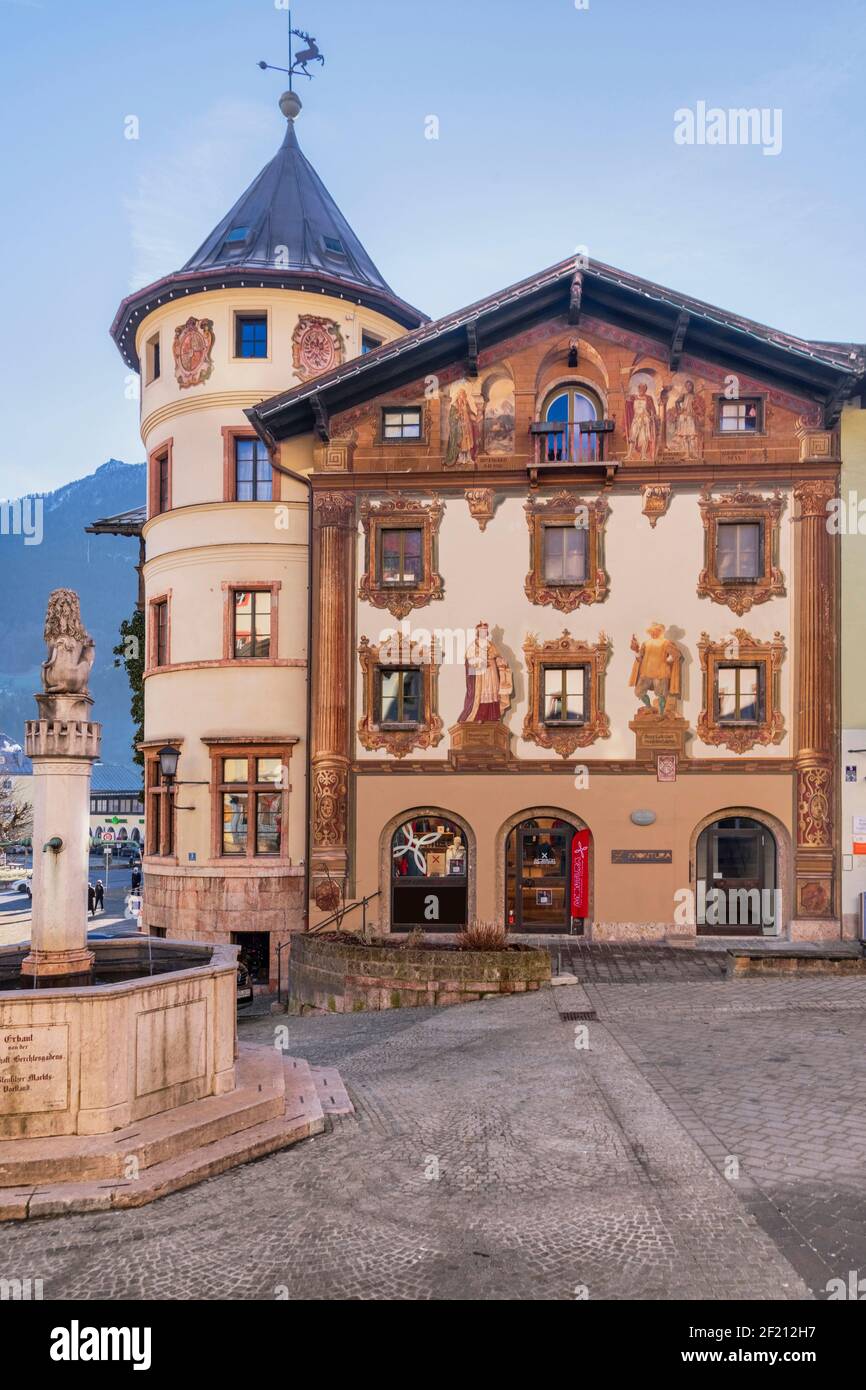 Allemagne, Bavière, Berchtesgaden, place du marché avec Marktplatz Brunnen ou place du marché Fontaine et la maison des cerfs. Banque D'Images