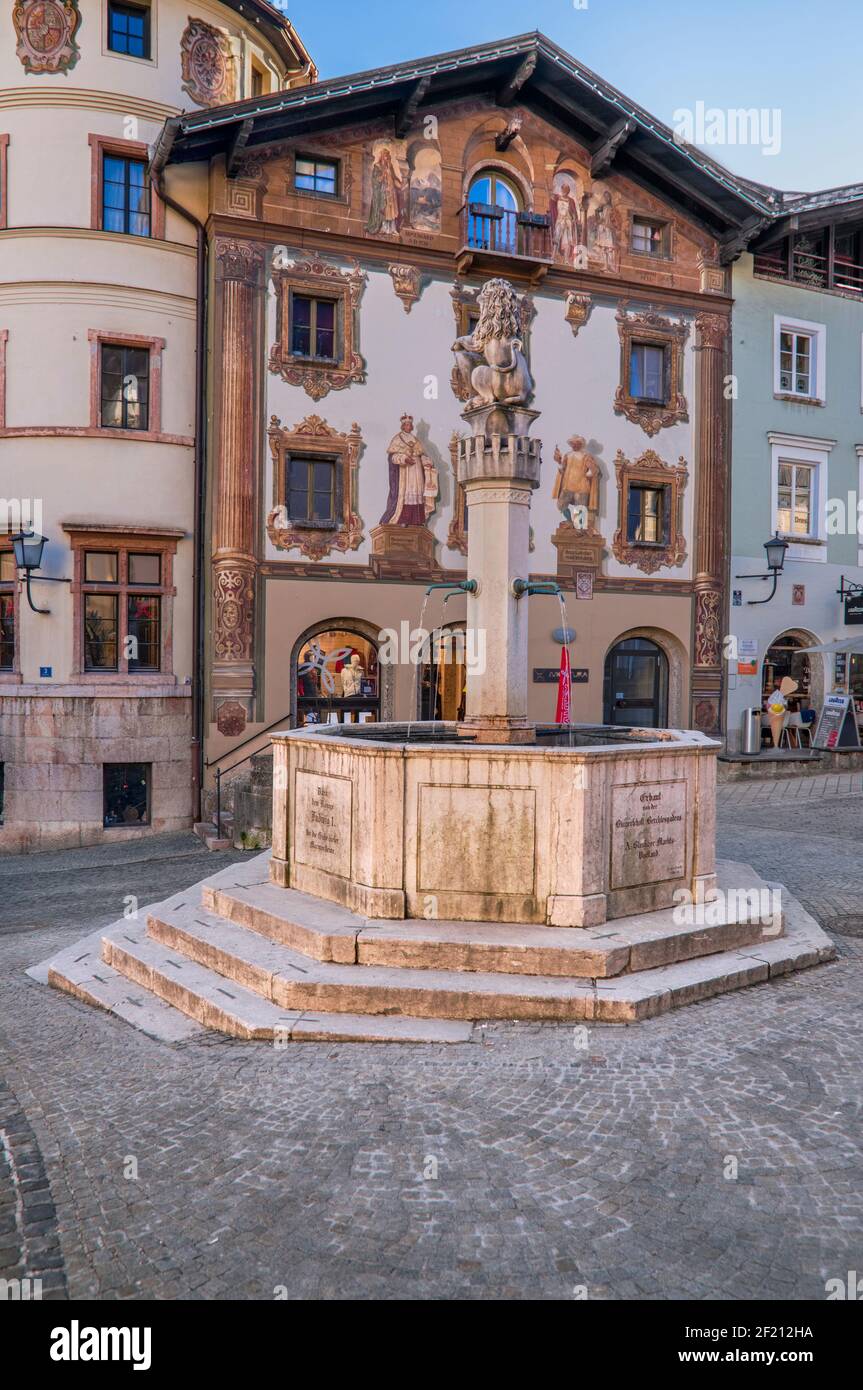 Allemagne, Bavière, Berchtesgaden, place du marché avec fontaine et la Maison des cerfs. Banque D'Images