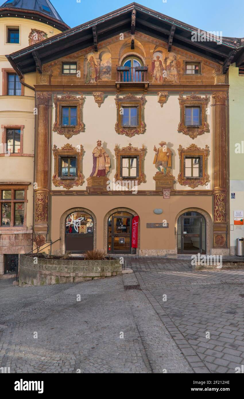 Allemagne, Bavière, Berchtesgaden, place du marché avec la Maison du cerf également connue sous le nom de Hirschenhaus construite en 1594 par Georg Labermair et ornée de Luftlmalerei avec Maximilian Henry de Bavière. Banque D'Images
