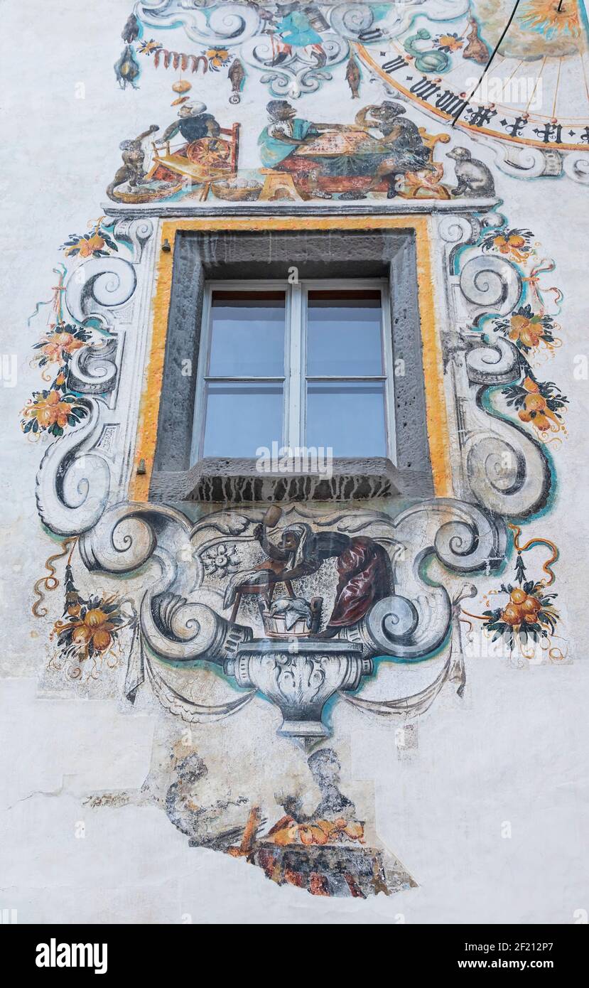 Allemagne, Bavière, Berchtesgaden, la Maison des cerfs également connue sous le nom de Hirchenhaus construite en 1594 par Georg Labermair avec le détail de sa façade arrière connue sous le nom de façade du singe, il est dit que lorsque le client a refusé de finir de payer pour l'œuvre commisidée, l'artiste a transformé les visages humains en singes comme amortissement. Banque D'Images