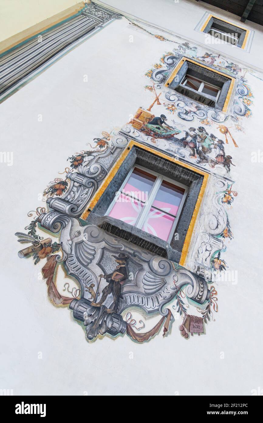 Allemagne, Bavière, Berchtesgaden, la Maison des cerfs également connue sous le nom de Hirchenhaus construite en 1594 par Georg Labermair avec le détail de sa façade arrière connue sous le nom de façade du singe, il est dit que lorsque le client a refusé de finir de payer pour l'œuvre commisidée, l'artiste a transformé les visages humains en singes comme amortissement. Banque D'Images