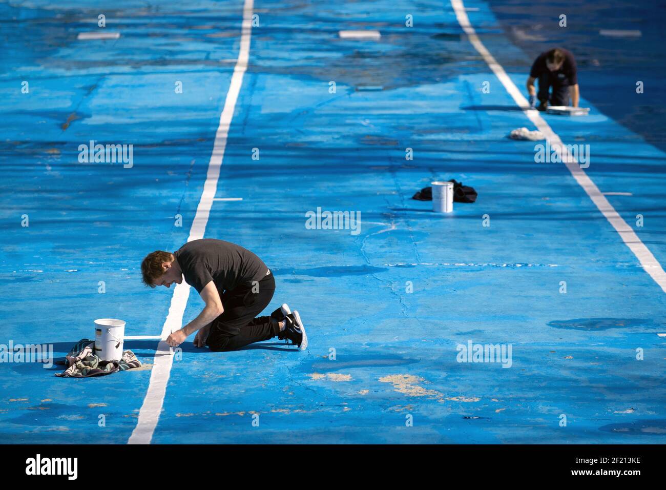 Les membres du personnel peignent l'intérieur de la piscine au Jesus Green Lido à Cambridge, tandis que les piscines extérieures se préparent à rouvrir à la fin du mois suivant le confinement du coronavirus. Date de la photo: Mardi 9 mars 2021. Banque D'Images