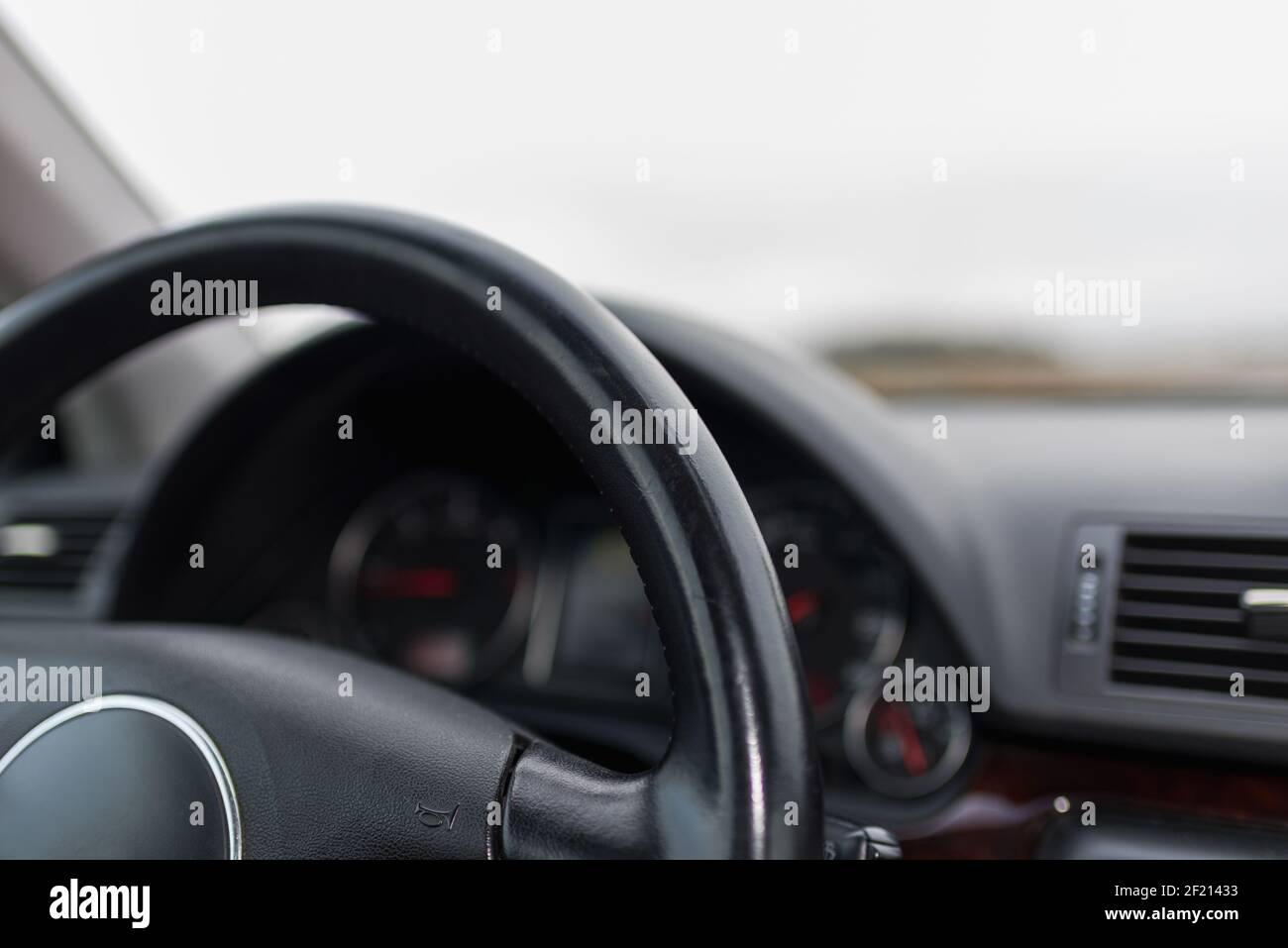 Le tableau de bord du volant de la voiture sur un paysage flou et brumeux. De la photo ci-dessus. Banque D'Images