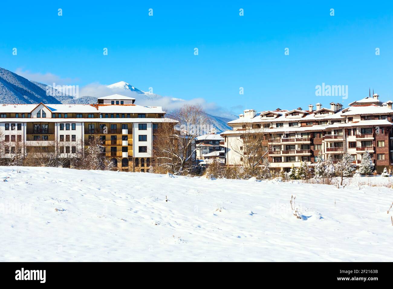 Maisons et montagnes de neige panorama dans la station de ski bulgare Bansko Banque D'Images