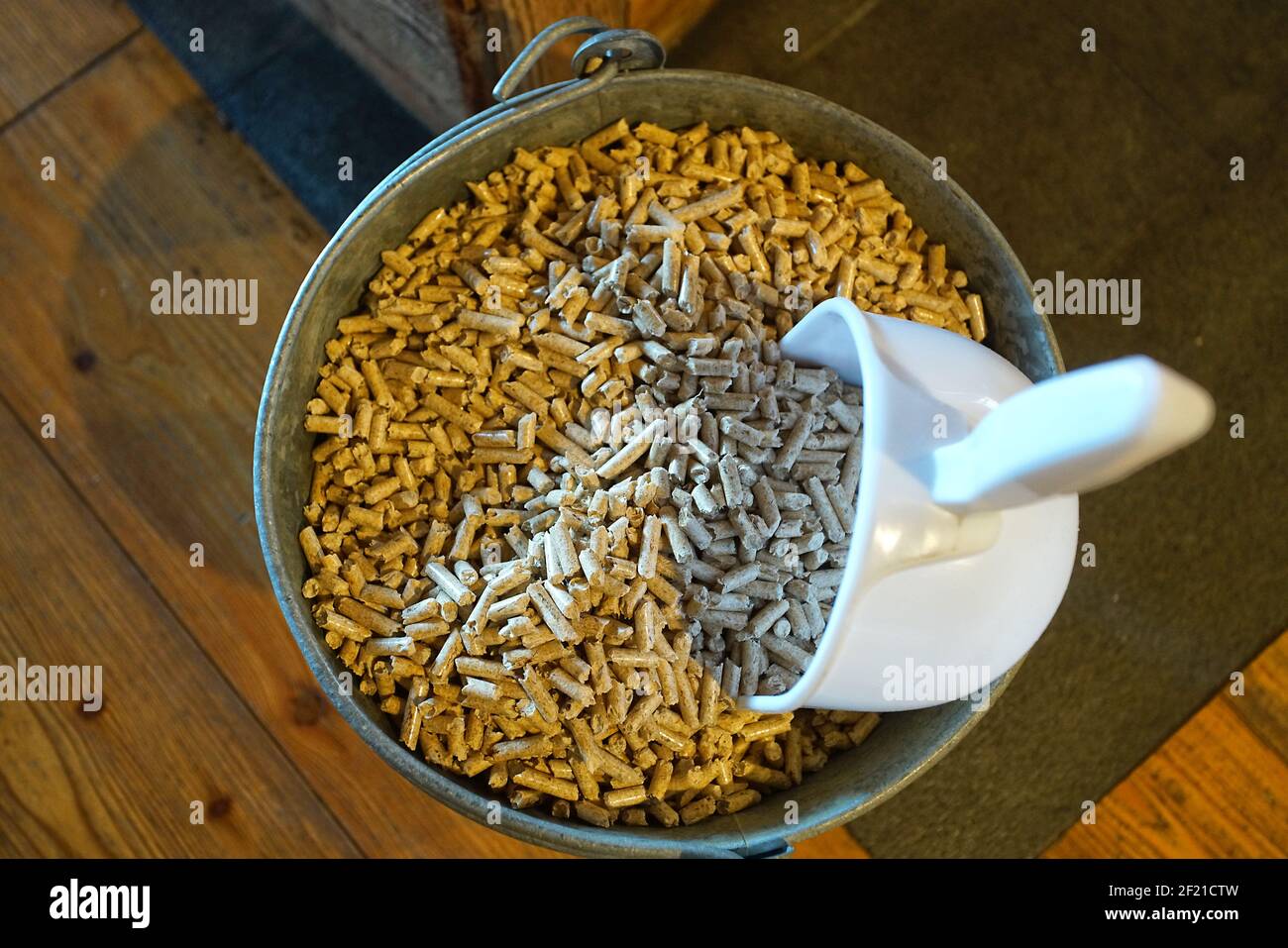 Seau de granules, combustible pour poêles à biomasse domestiques. Mise au point sélective au centre de l'image Banque D'Images