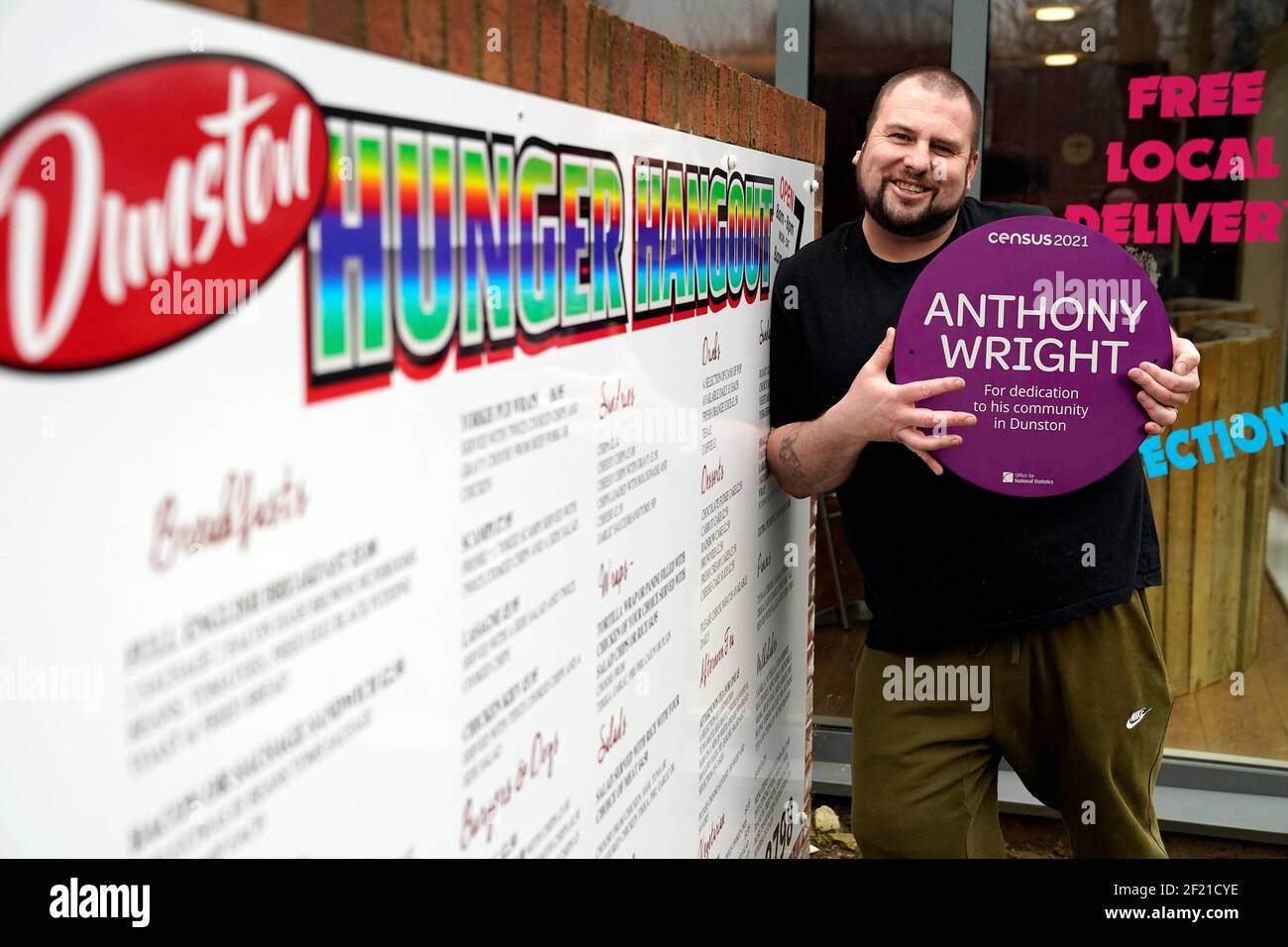 UTILISATION ÉDITORIALE SEULEMENT Anthony Wright reçoit une plaque violette de héros de la communauté du recensement du Bureau de la statistique nationale pour son dévouement à sa communauté de Dunston, avant le Recensement de 2021, qui est le 21 mars. Banque D'Images